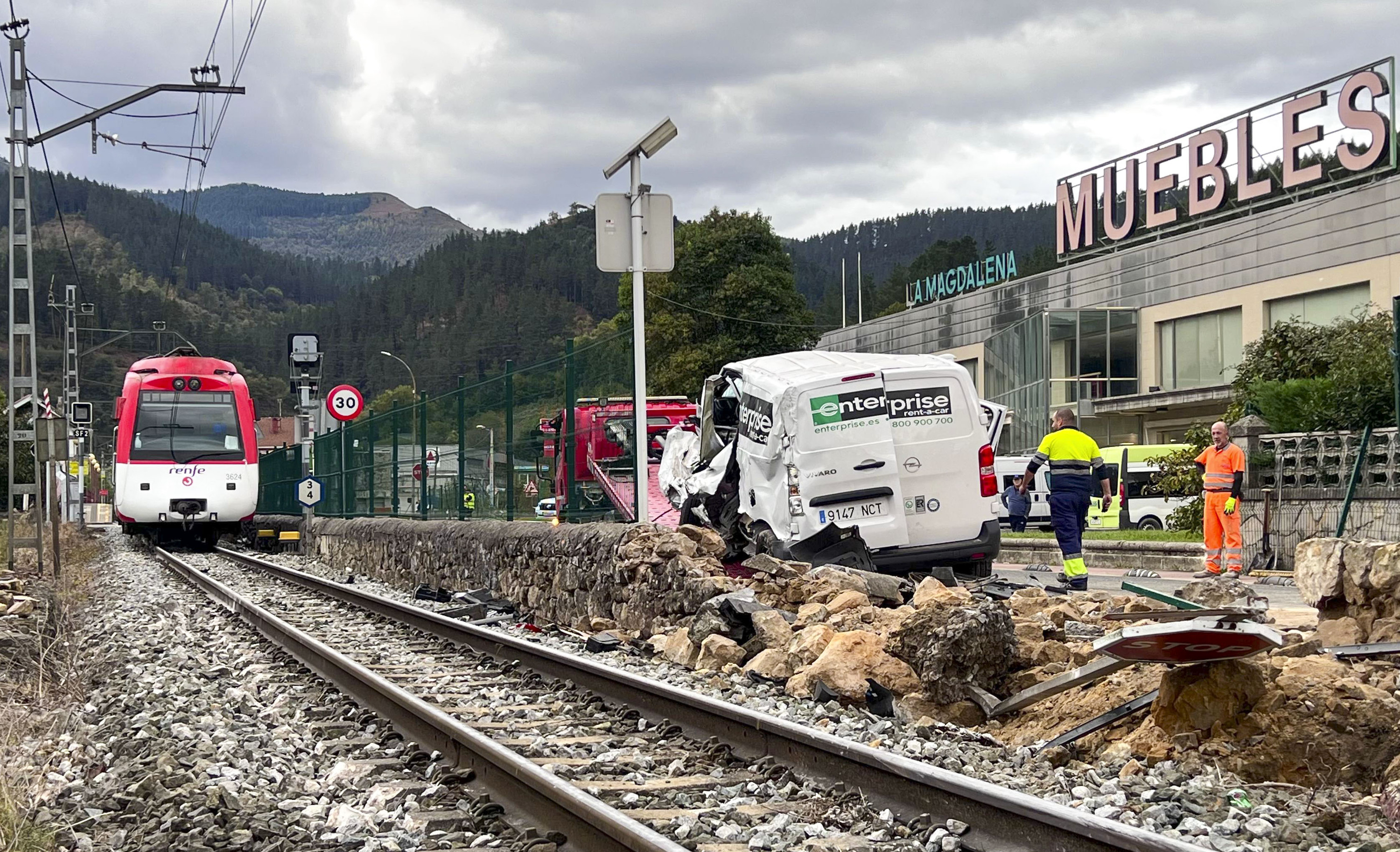Trenak atzo Zallan harrapatu zuen furgoneta. I. R. / EFE