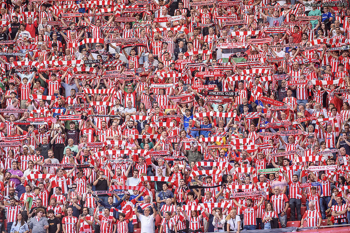 Athleticeko zaleak, Bilboko San Mames estadioan, irailean. JAVIER ZORRILLA / EFE