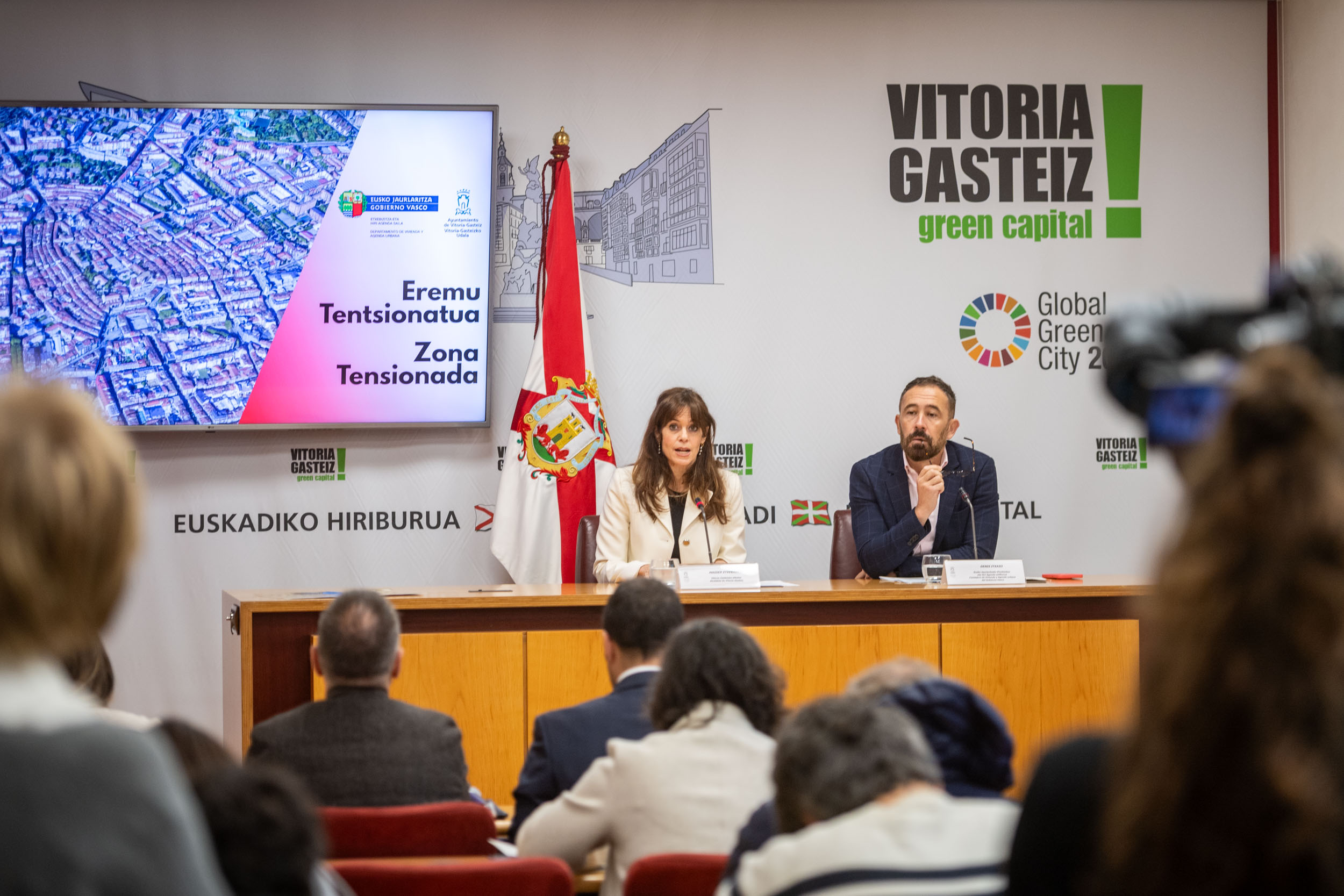 Maider Etxebarria Gasteizko alkatea eta Denis Itsaso Jaurlaritzako Etxebizitza sailburua, tentsio handiko eremu izendatu osteko prentsaurrekoan. GASTEIZKO UDALA Maider Etxebarria Gasteizko alkatea eta Denis Itsaso Jaurlaritzako Etxebizitza sailburua, tentsio handiko eremu izendatu osteko prentsaurrekoan. GASTEIZKO UDALA