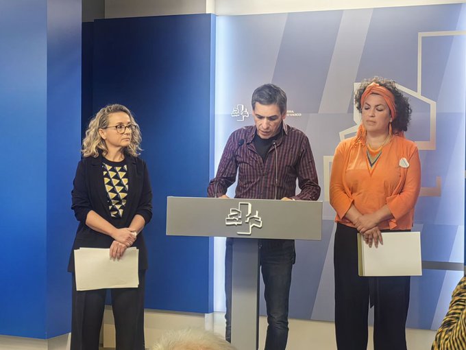 Patricia Campelo (PSE-EE), Jon Hernandez (Sumar) eta Amancay Villalba (EH Bildu) gaurko prentsaurrekoan. EZKER ANITZA