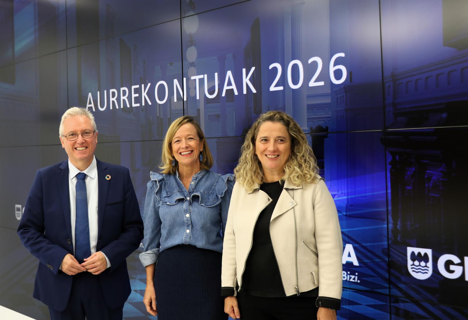 Jose Ignacio Asensio, Eider Mendoza eta Itziar Agirre, gaur, Donostian. GIPUZKOAKO FORU ALDUNDIA