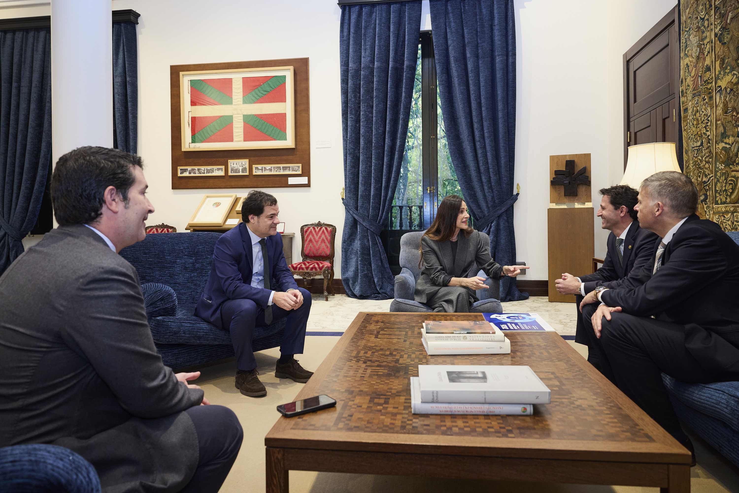 Bakartxo Tejeria Eusko Legebiltzarreko lehendakariaren esku utzi ditu Noel D'Anjou Finantza sailburuak aurrekontuak. EUSKO LEGEBILTZARRA