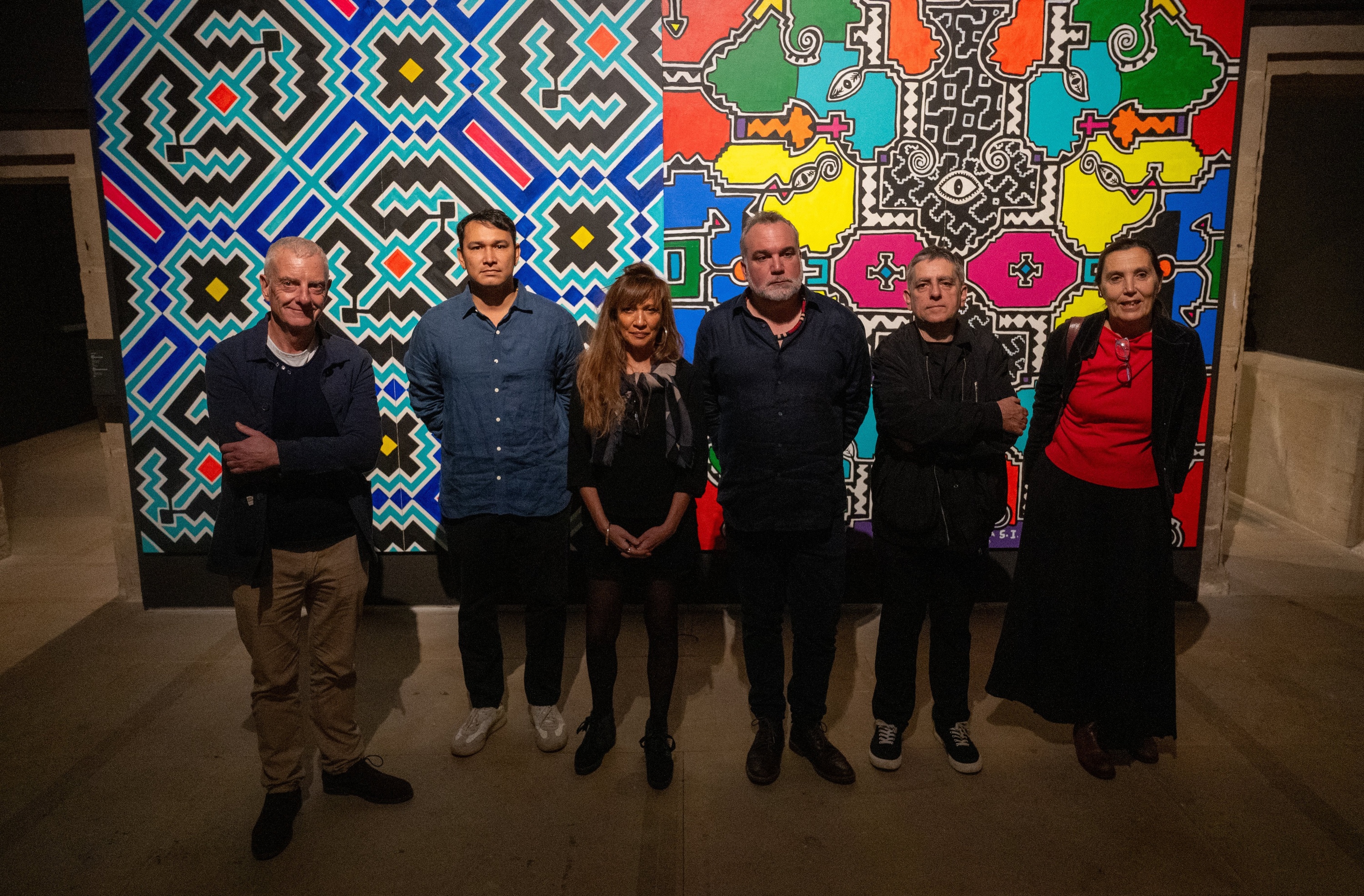 Erakundeetako ordezkariak, eta erakusketan parte hartu duten artistetako bat, gaur San Telmon. GORKA RUBIO / FOKU