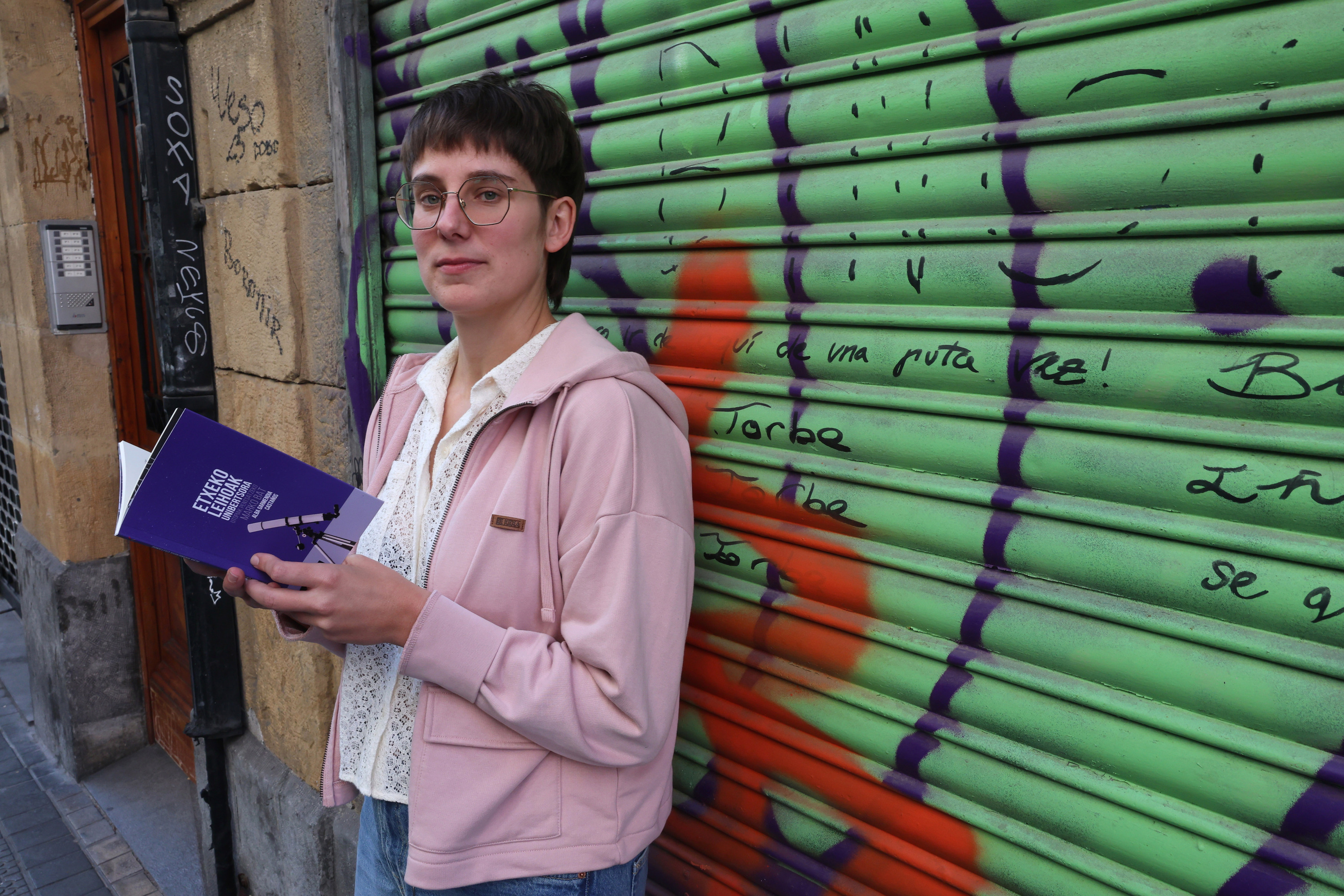 Alba Garmendia 'Utopiak pentsatzeko marko bat' liburuarekin