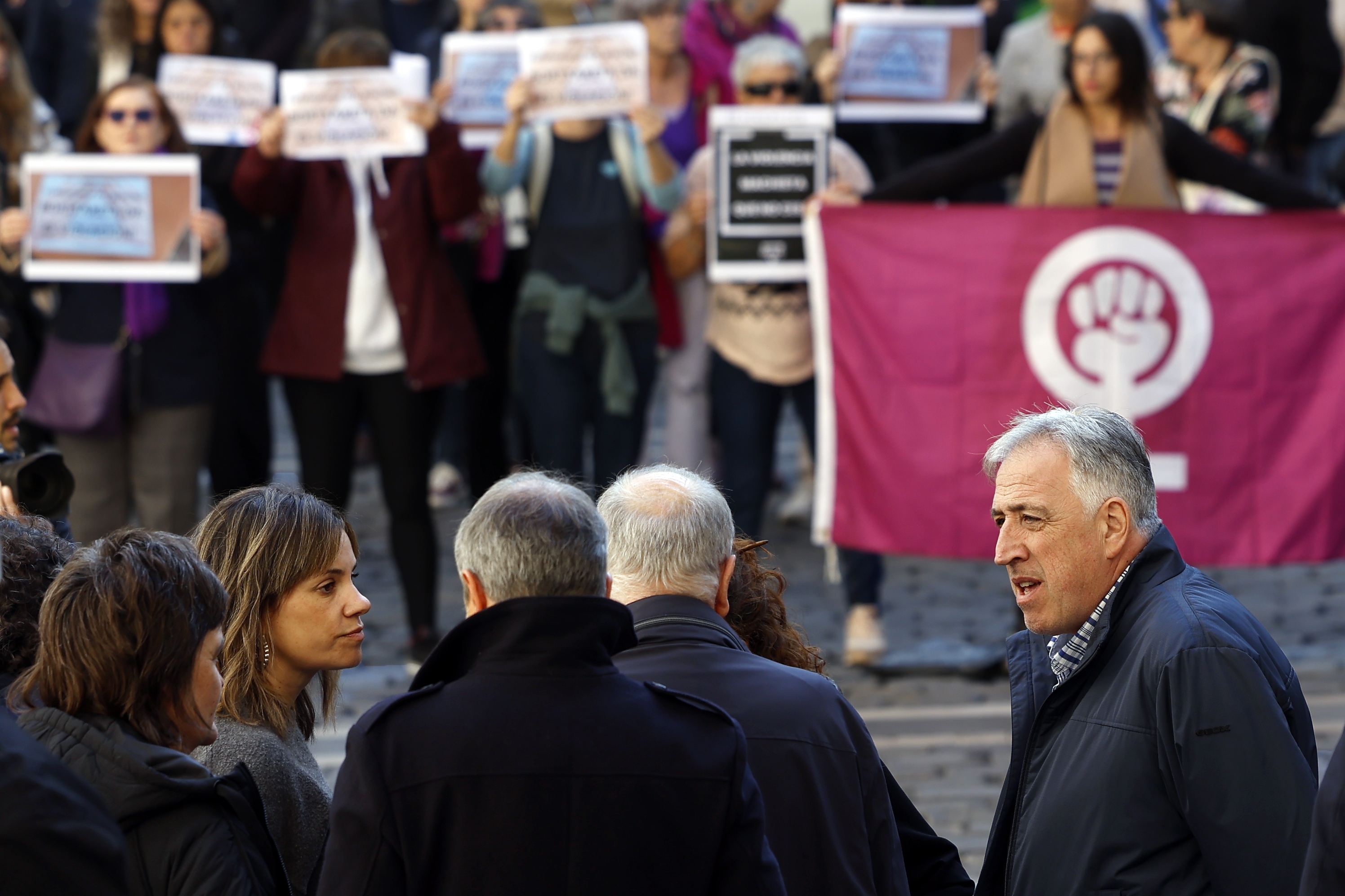 Iruñeko Udaleko kideak eta haien deialdiarekin bat egin duten herritarrak, gaur, Udaletxe plazan. JESUS SIGES / EFE