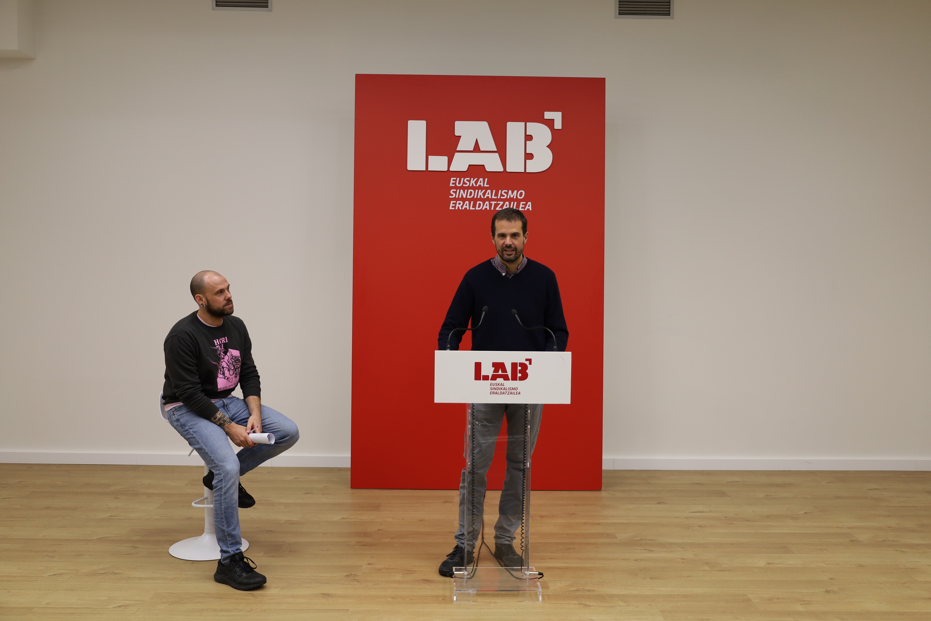 Endika Perez LABeko Ekintza Sozialeko arduraduna eta Igor Arroyo koordinatzaile orokorra, ostiral honetan Bilbon eginiko agerraldian. LAB