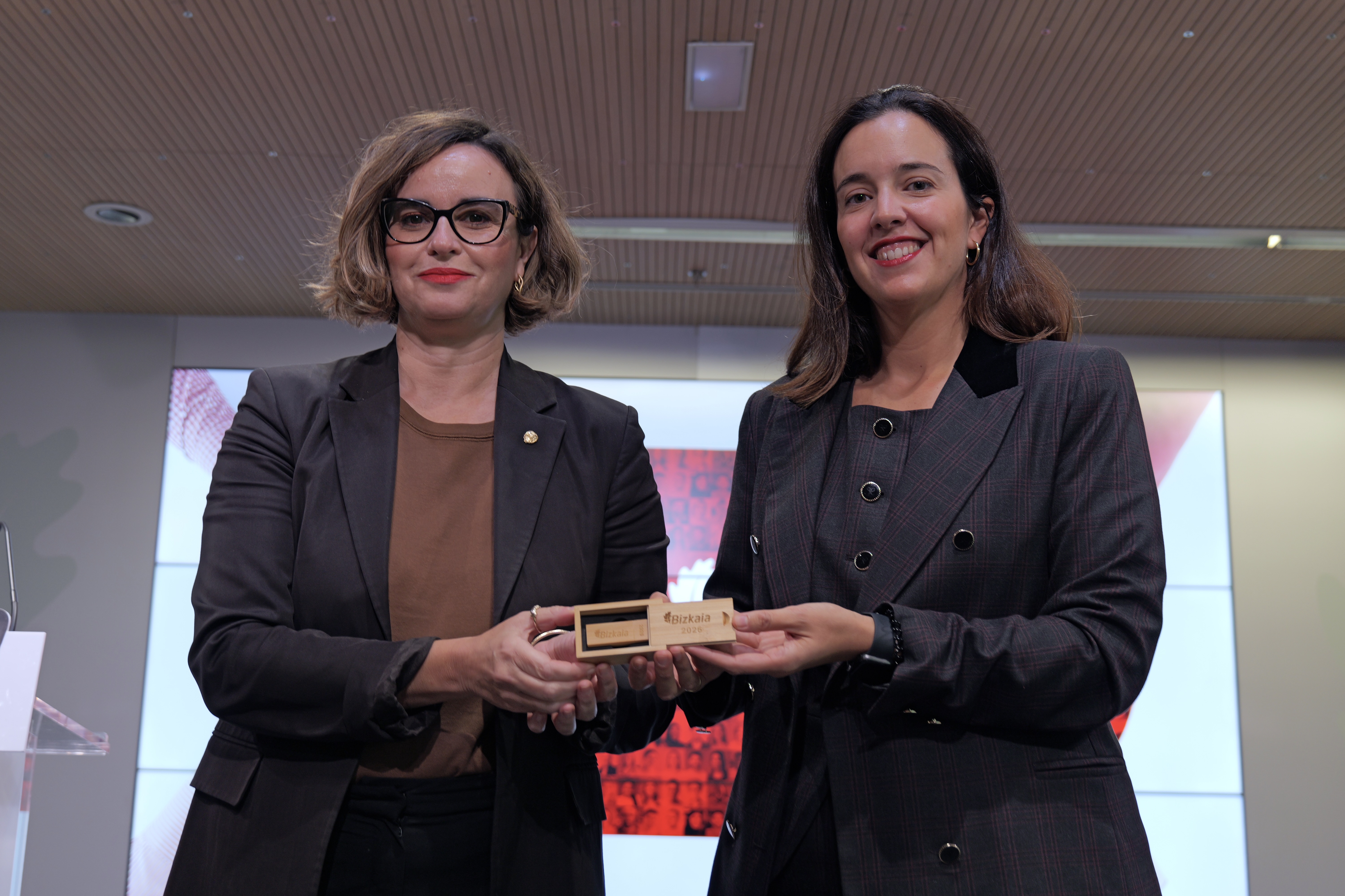 Elixabete Etxanobe Bizkaiko ahaldun nagusia eta Itxaso Berrojalbiz Ogasun eta Finantza diputatua, gaur, Bilbon. BERRIA