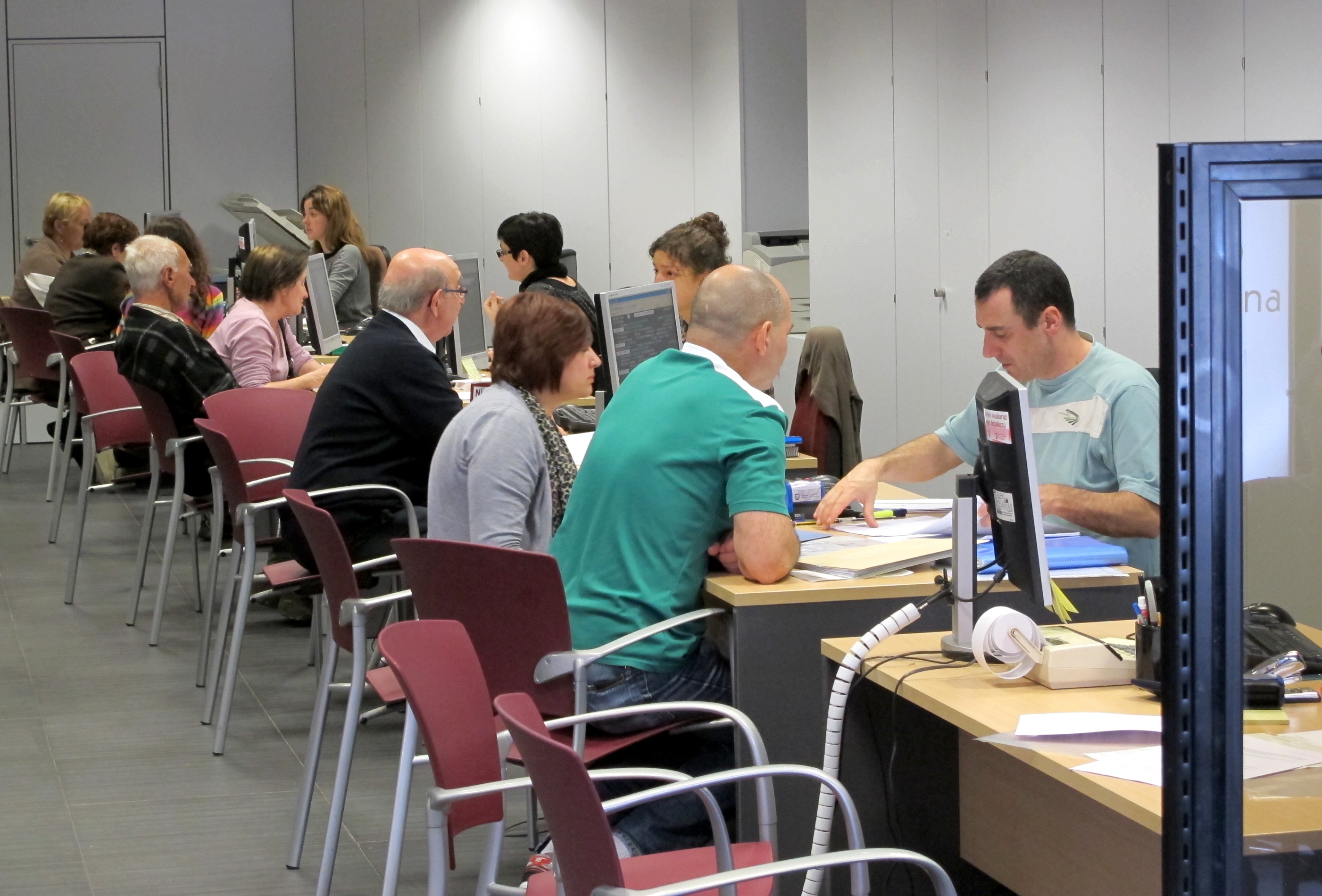 Herritar batzuk errenta aitorpena egiten, Gipuzkoako ogasunaren bulego batean. BERRIA