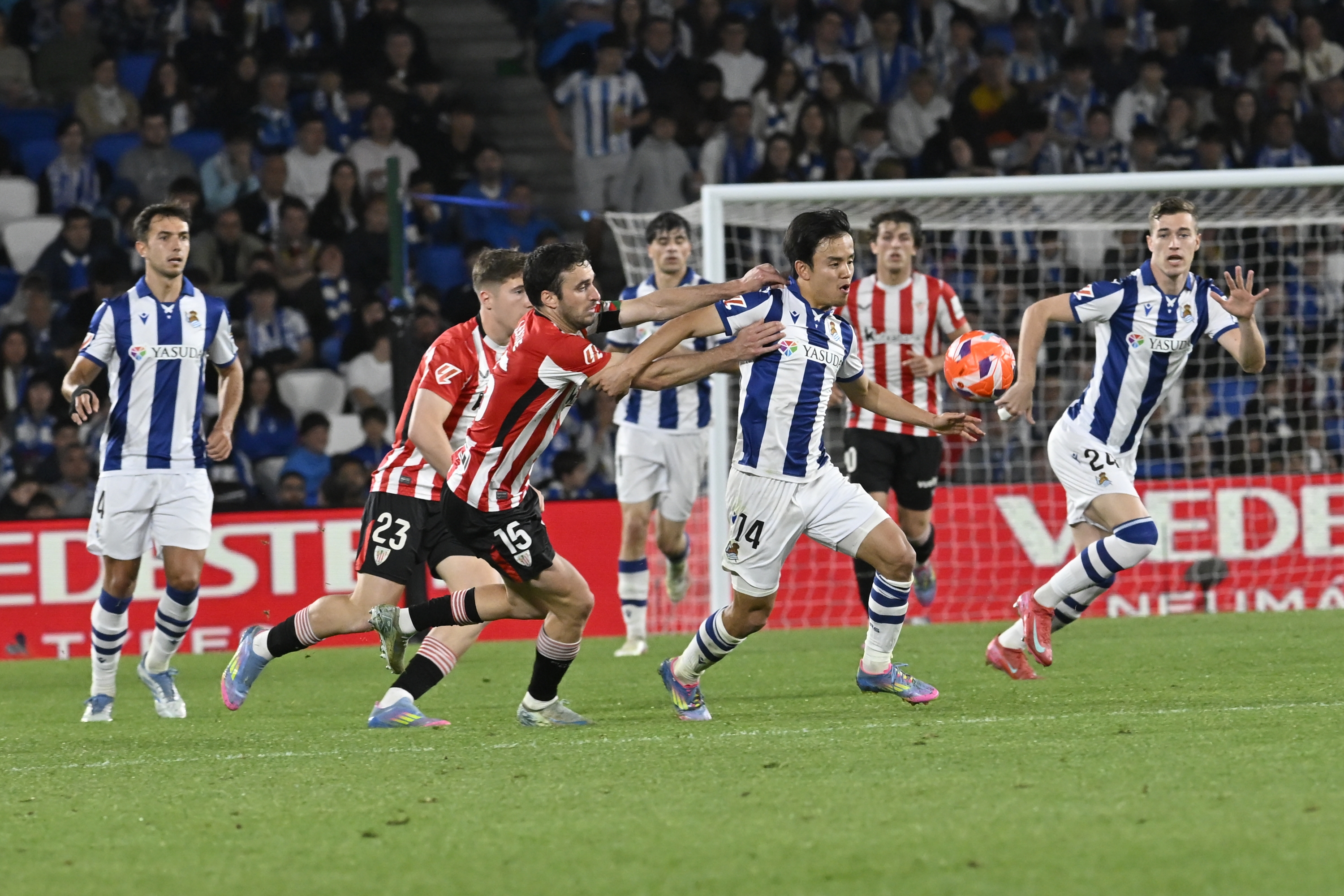 Realeko eta Athleticeko jokalariak iazko derbian. GORKA RUBIO / FOKU Realeko eta Athleticeko jokalariak iazko derbian. GORKA RUBIO / FOKU