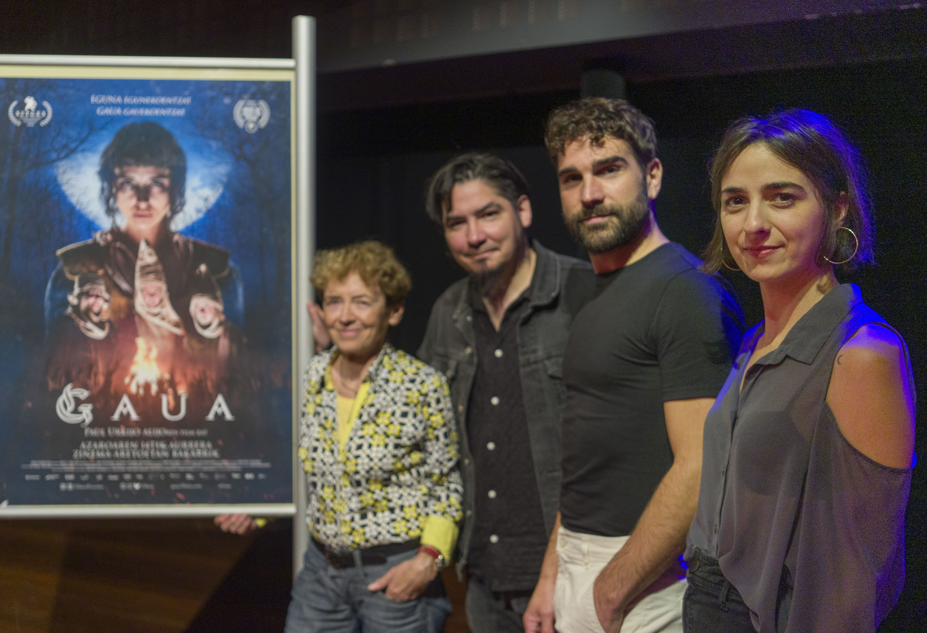 Iñake Irastorza, Paul Urkijo, Xabi Lopez eta Erika Olaizola, 'Gaua' filmaren afixaren aurrean. JON URBE / FOKU