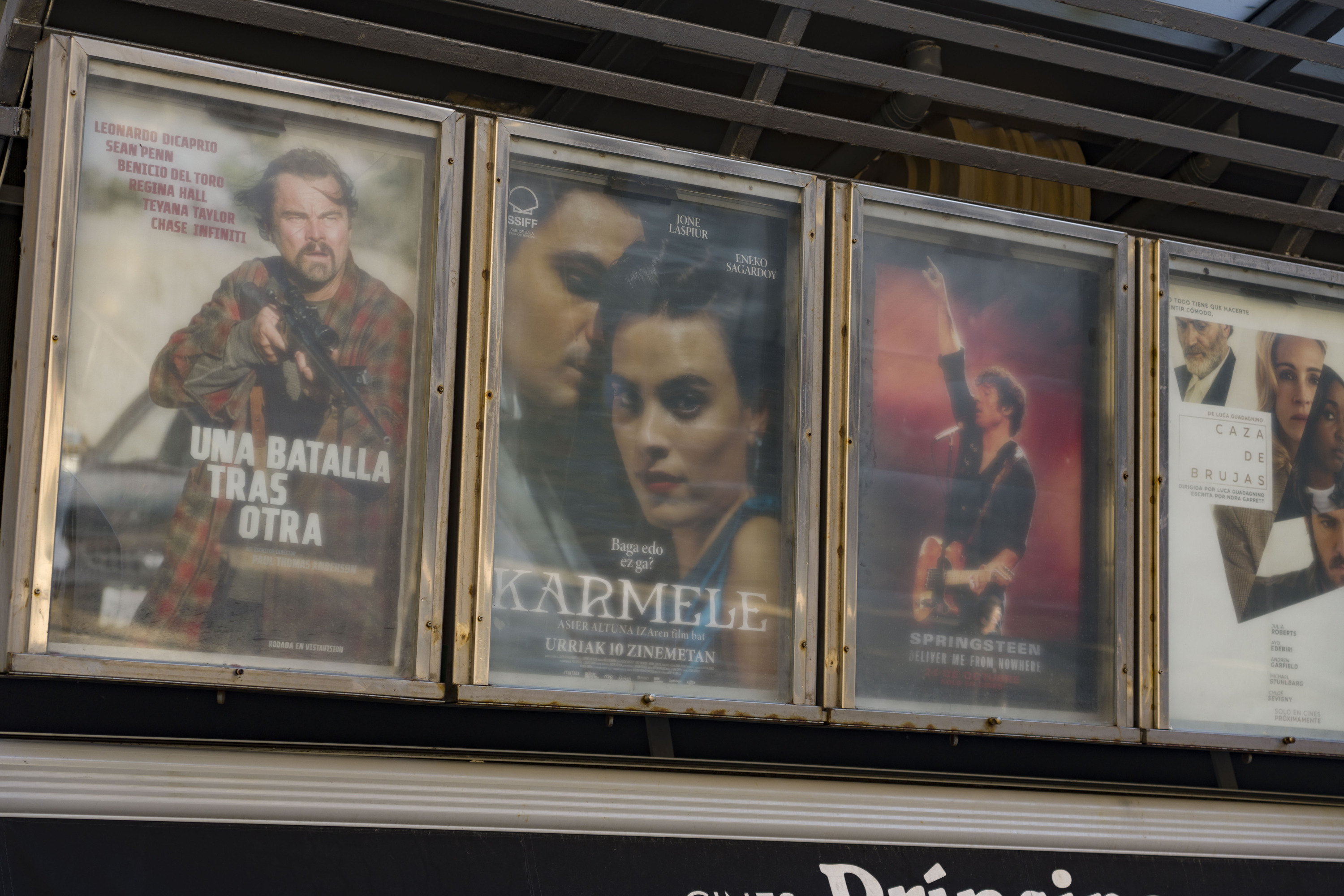 'Karmele' filmaren kartela, Donostiako Principe zinema aretoen atarian. JON URBE / FOKU