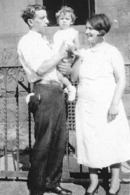 Ignacio Ibarguen, Esperanza Ojinaga eta haien alaba Louise, Brooklynen, 1932ko maiatzean. JUAN TOMAS SAEZ, 'PIKIZU'