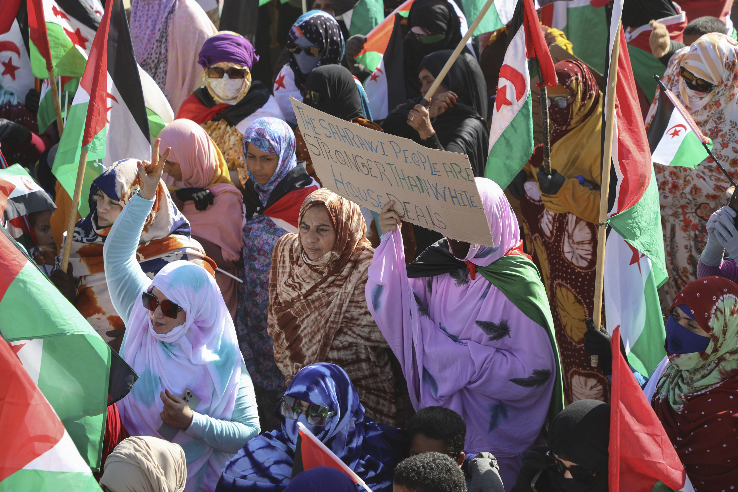 Milaka errefuxiatu sahararrek protesta egin zuten atzo, Tindufeko errefuxiatu esparruan, Aljerian. TAHER MULAY / EFE