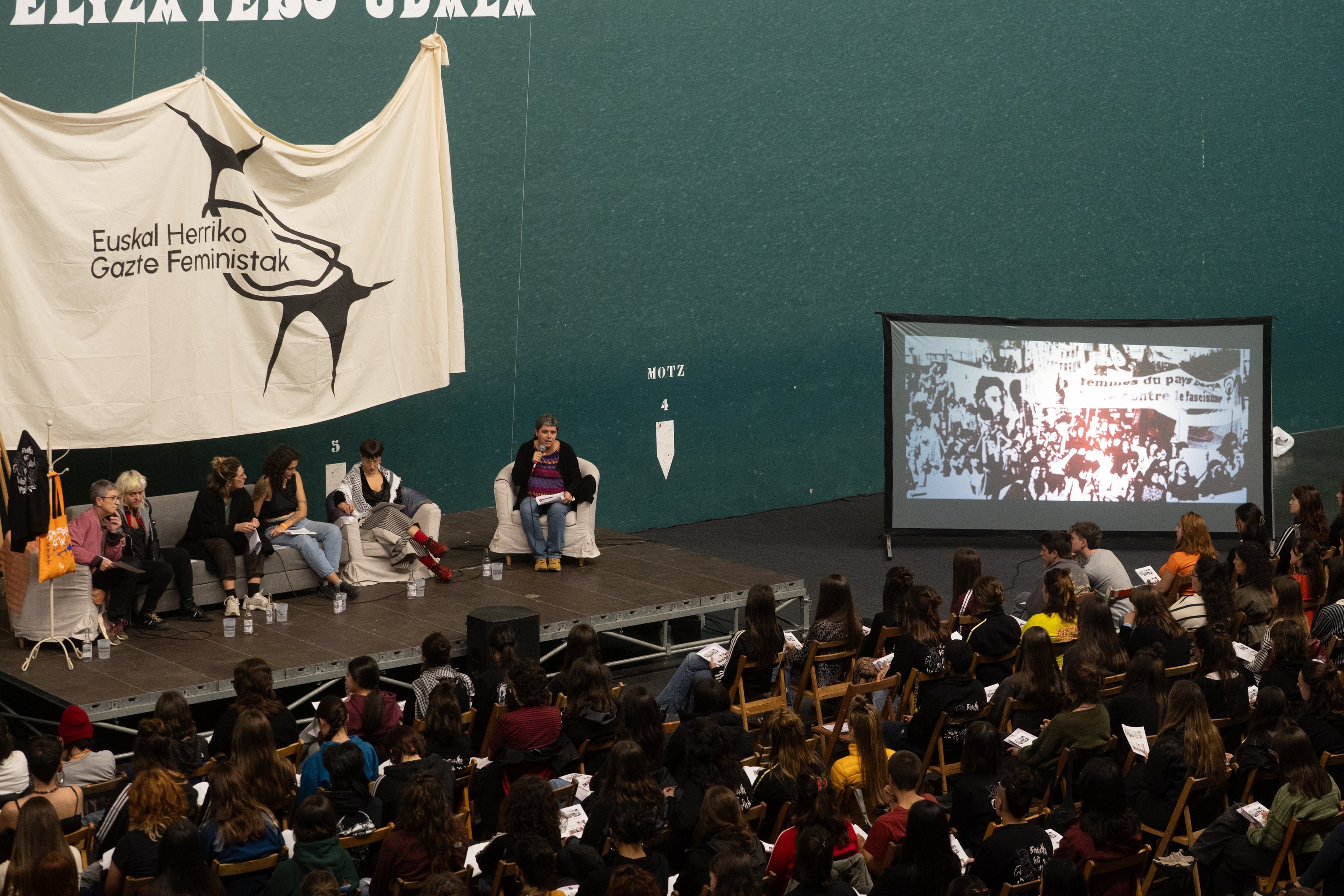 Euskal Herriko Gazte Feministen Baterajotzearen lehenbiziko solasaldia, Zaldibarren, atzo. GORKA RUBIO / FOKU