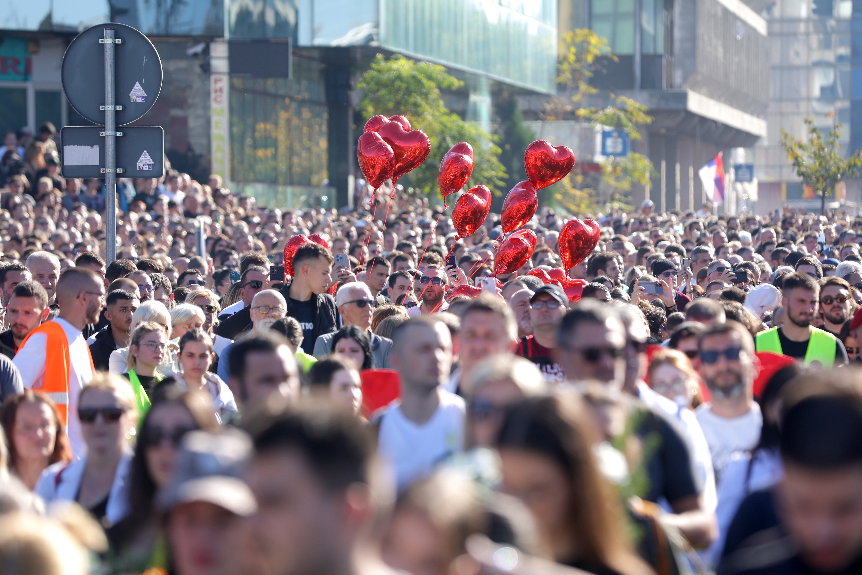 Milaka eta milaka herritar bildu dira gaur Serbiako Novi Sad hirian. ANDREJ CUKIC / EFE