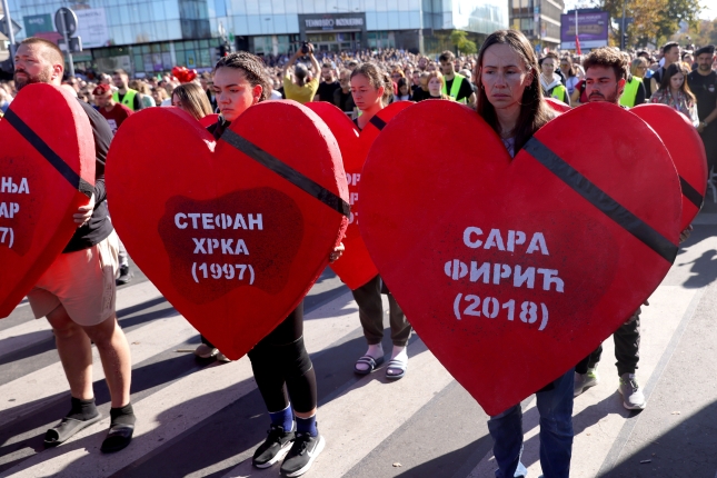 Bihotz formako eskulanak Novi Sadeko istripuan hildakoen izenekin, gaurko isilunean. ANDREJ CUKIC / EFE Bihotz formako eskulanak Novi Sadeko istripuan hildakoen izenekin, gaurko isilunean. ANDREJ CUKIC / EFE