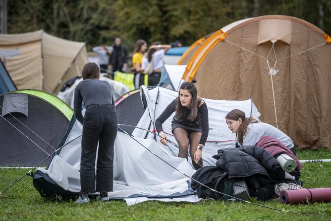 Gazte batzuk, kanpin dendak montatzen Zaldibarren. JAIZKI FONTANEDA / FOKU