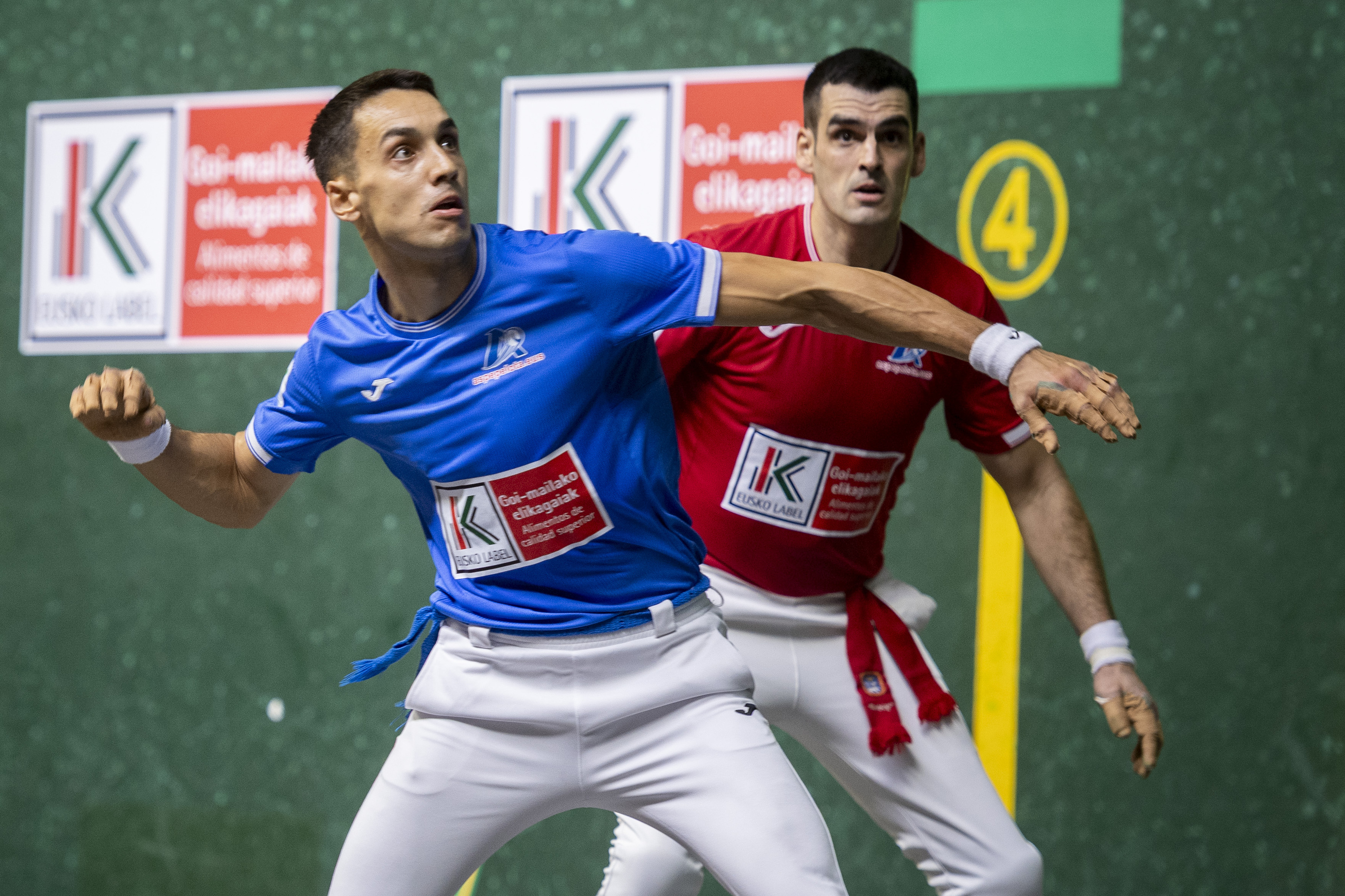 Zabala pilota jotzeko prest, atzean Ezkurdia duela. JAIZKI FONTANEDA / FOKU