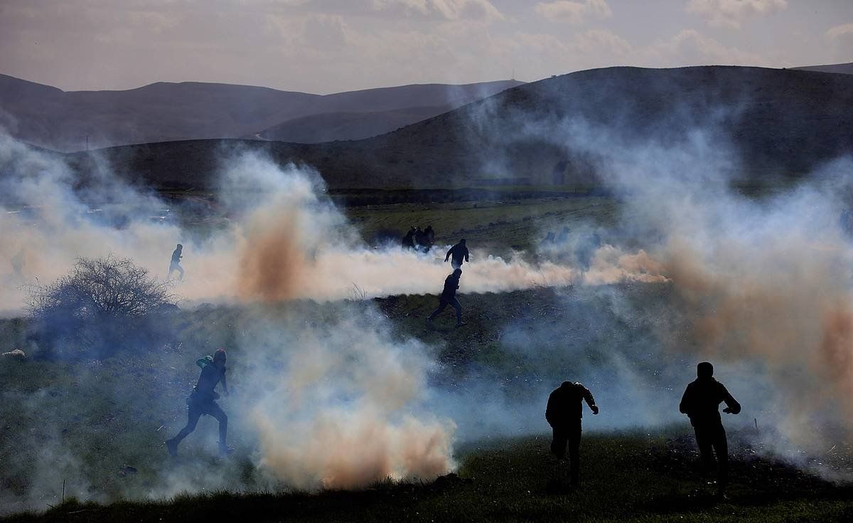 Hainbat palestinar, Israelgo soldaduek jaurtitako gas negar-eragiletik ihesi. ALAA BADARNEH GAR / EFE
