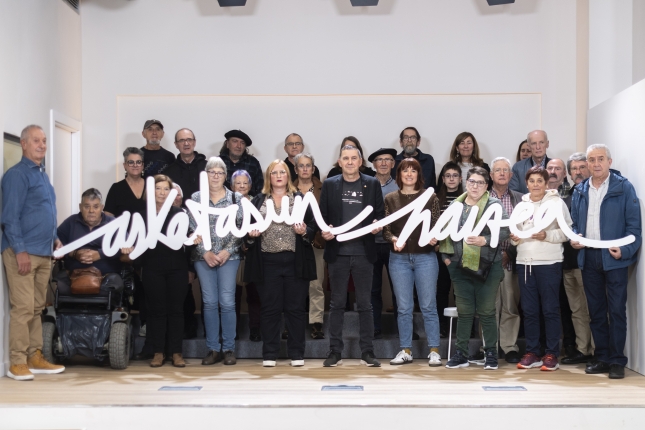 Otegi, gaur Gasteizko agerraldian izan diren biktimekin. JAIZKI FONTANEDA / FOKU