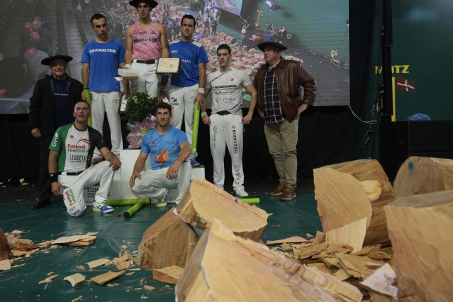 Finalean aritu diren aizkolariak, Astibiarekin eta Olasagastirekin. JON URBE / FOKU