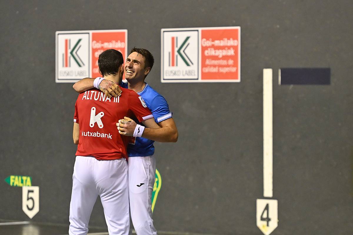 Altuna III.a eta Peio Etxeberria, gaur, Atano III.a pilotalekuan. GORKA RUBIO / FOKU