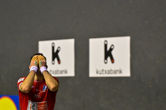 Altuna, atsekabetuta, Peio Etxeberriaren aurkako partidan. GORKA RUBIO / FOKU