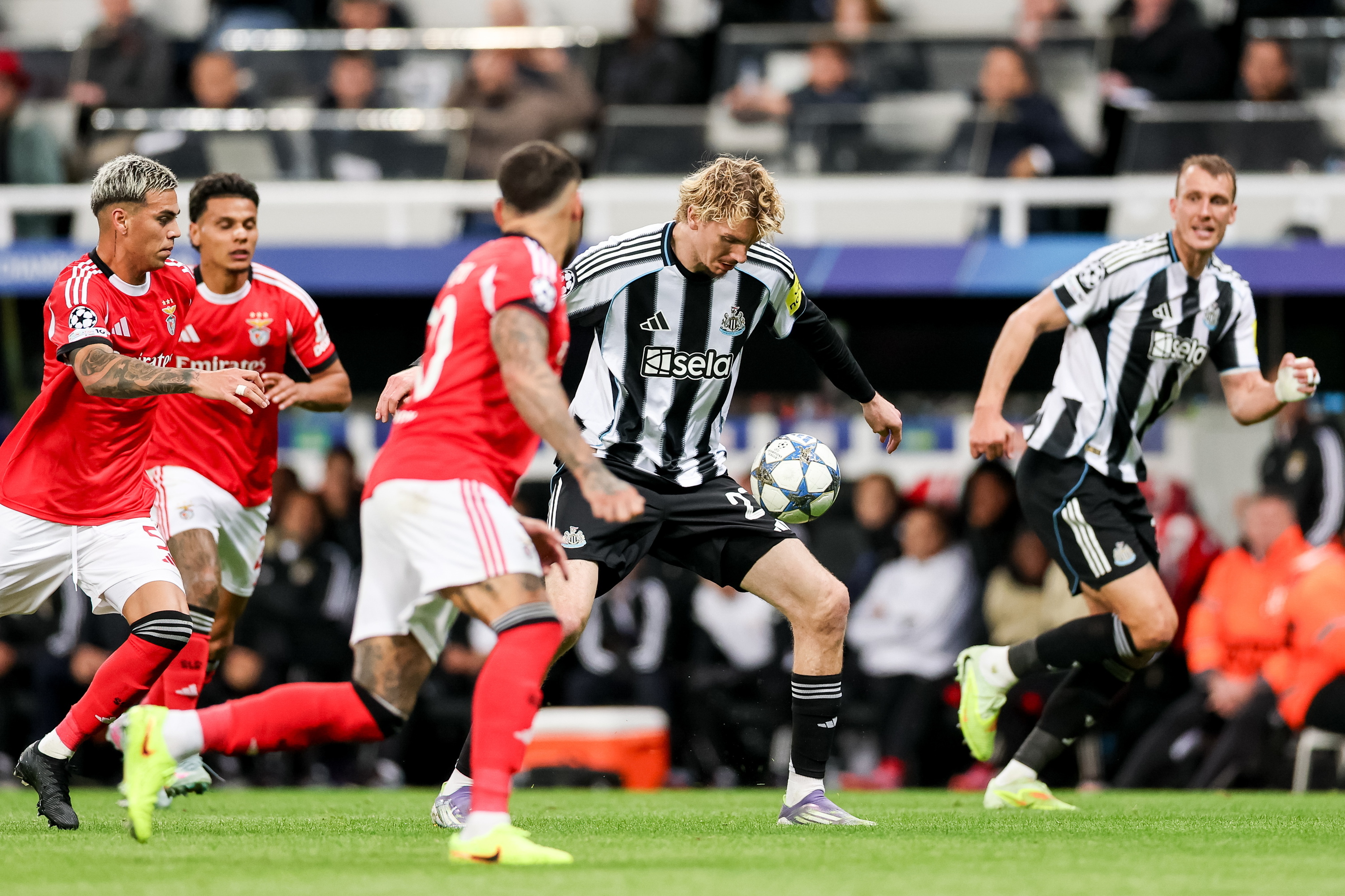 Nick Woltemade baloiarekin aurrera egin nahian, Benficaren aurkako partidan. ADAM VAUGHAN / EFE