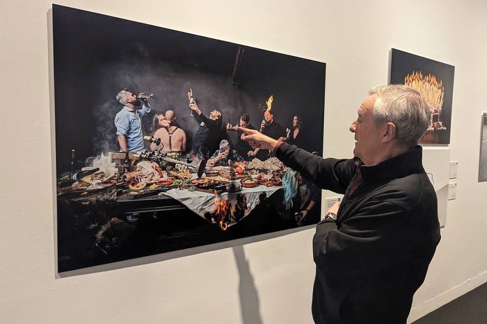 Paco Valderrama, 'On egin!' erakusketan. UNAI ETXENAUSIA