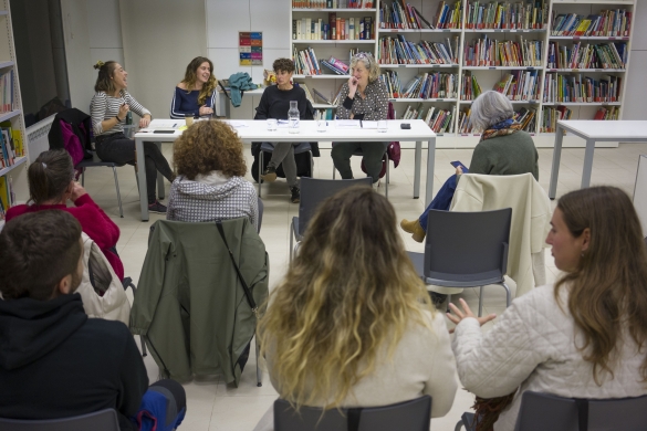 Baztango Udaleko Berdintasun Zerbitzuak mahai ingurua egin zuen urriaren 28an, Elizondon, emakumeek politikagintzan aritzeko dituzten oztopoak jorratzeko. JON URBE / FOKU