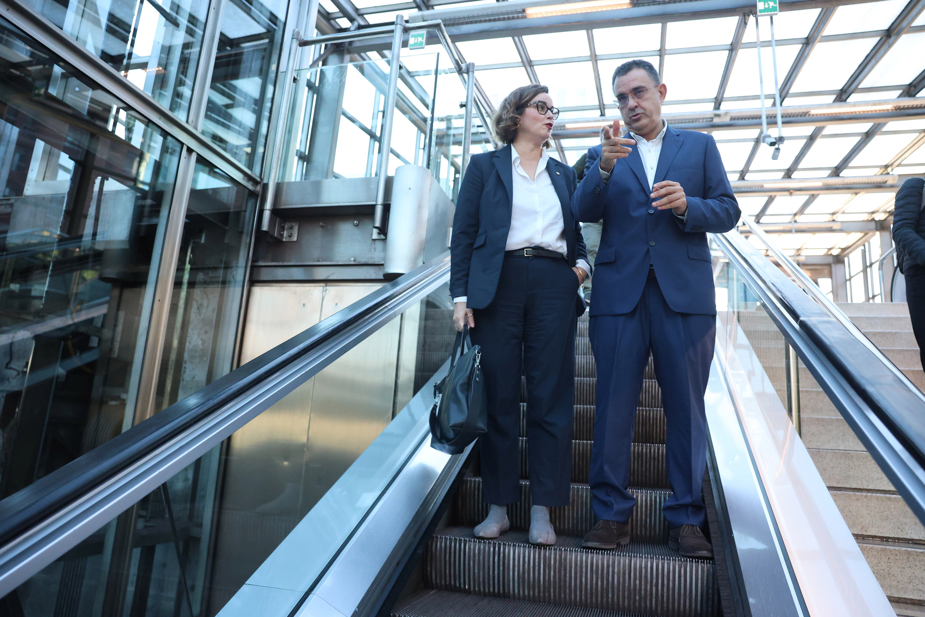 Etxanobe eta Arruebarrena, metroko eskailera mekanikoak jaisten. OSKAR MATXIN EDESA / FOKU