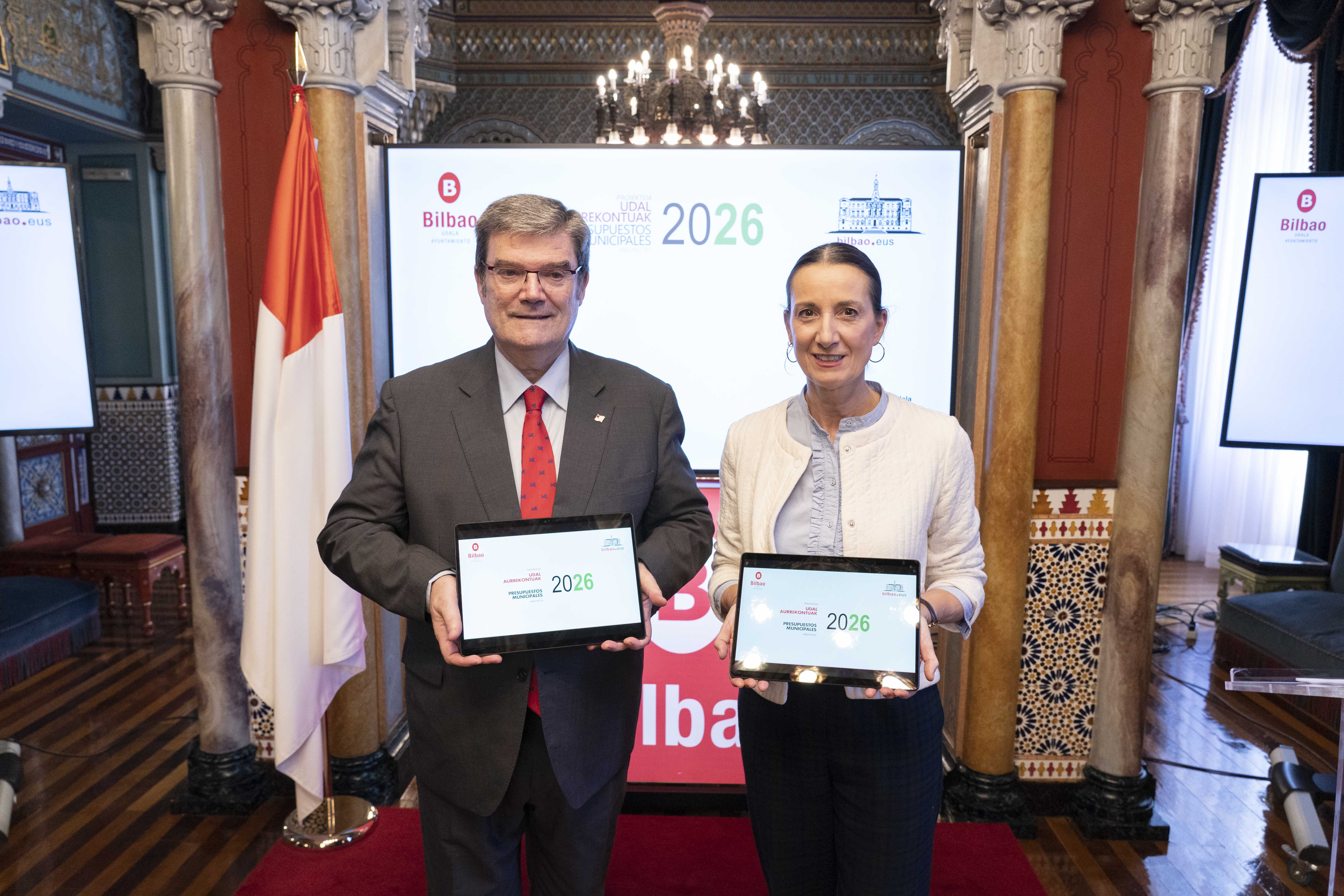 Juan Mari Aburto Bilboko alkatea eta Marta Ajuria Ogasun zinegotzia, gaur, Bilbon. BERRIA