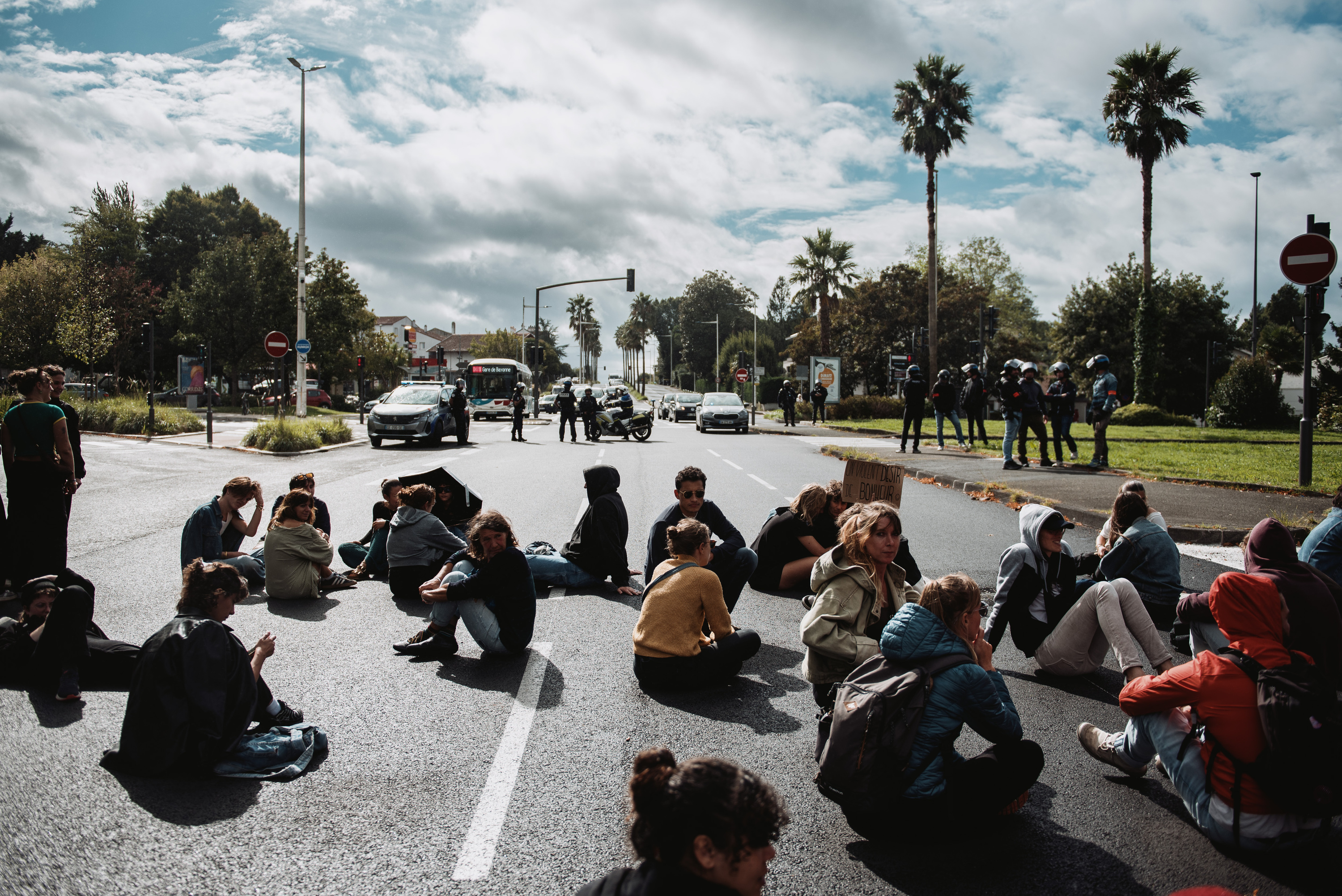 Manifestari talde bat, irailaren 10eko blokeatze egunean. GUILLAUME FAUVEAU