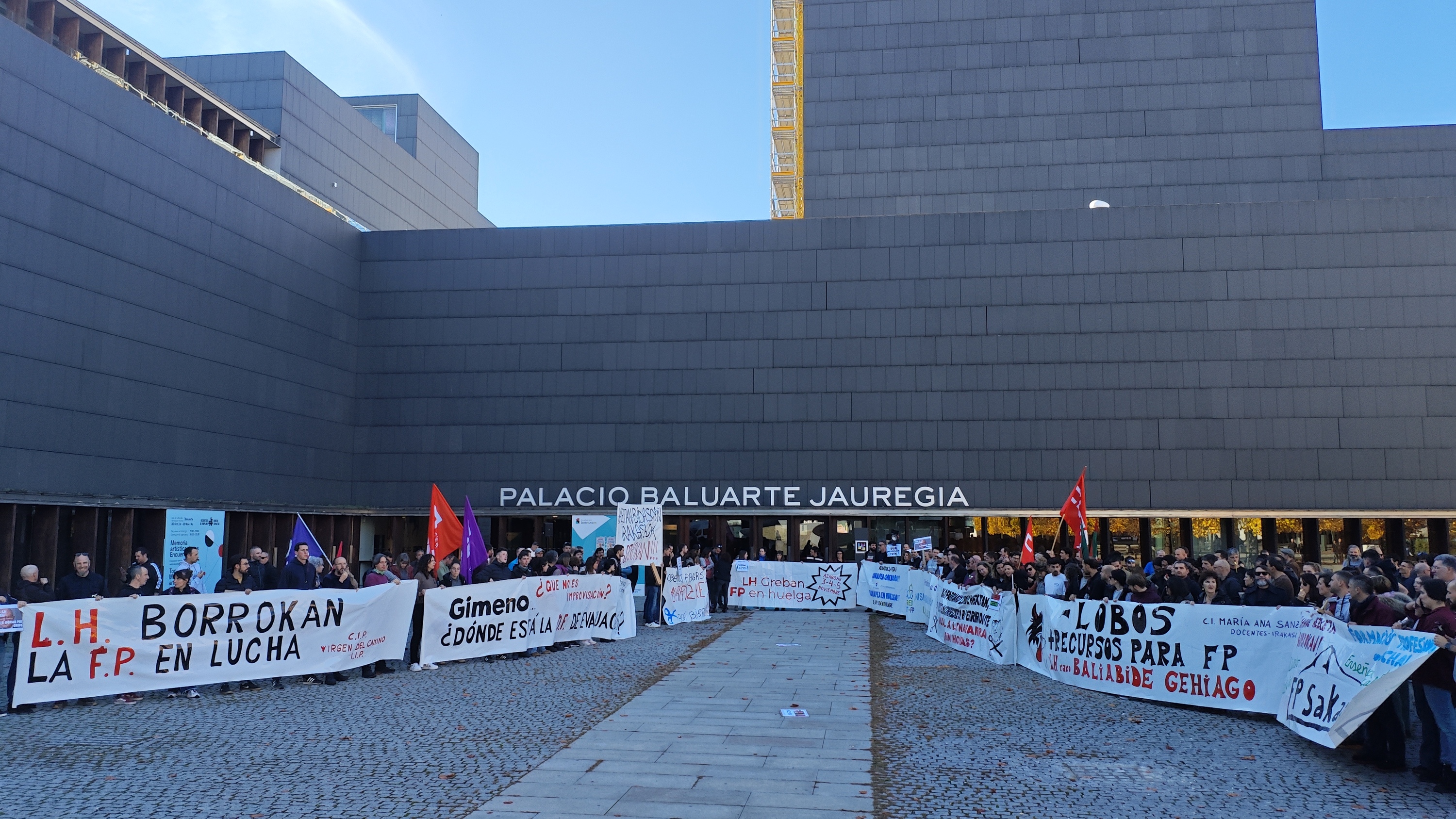 Lanbide Heziketako langileen protesta gaur, Iruñean. STEILAS