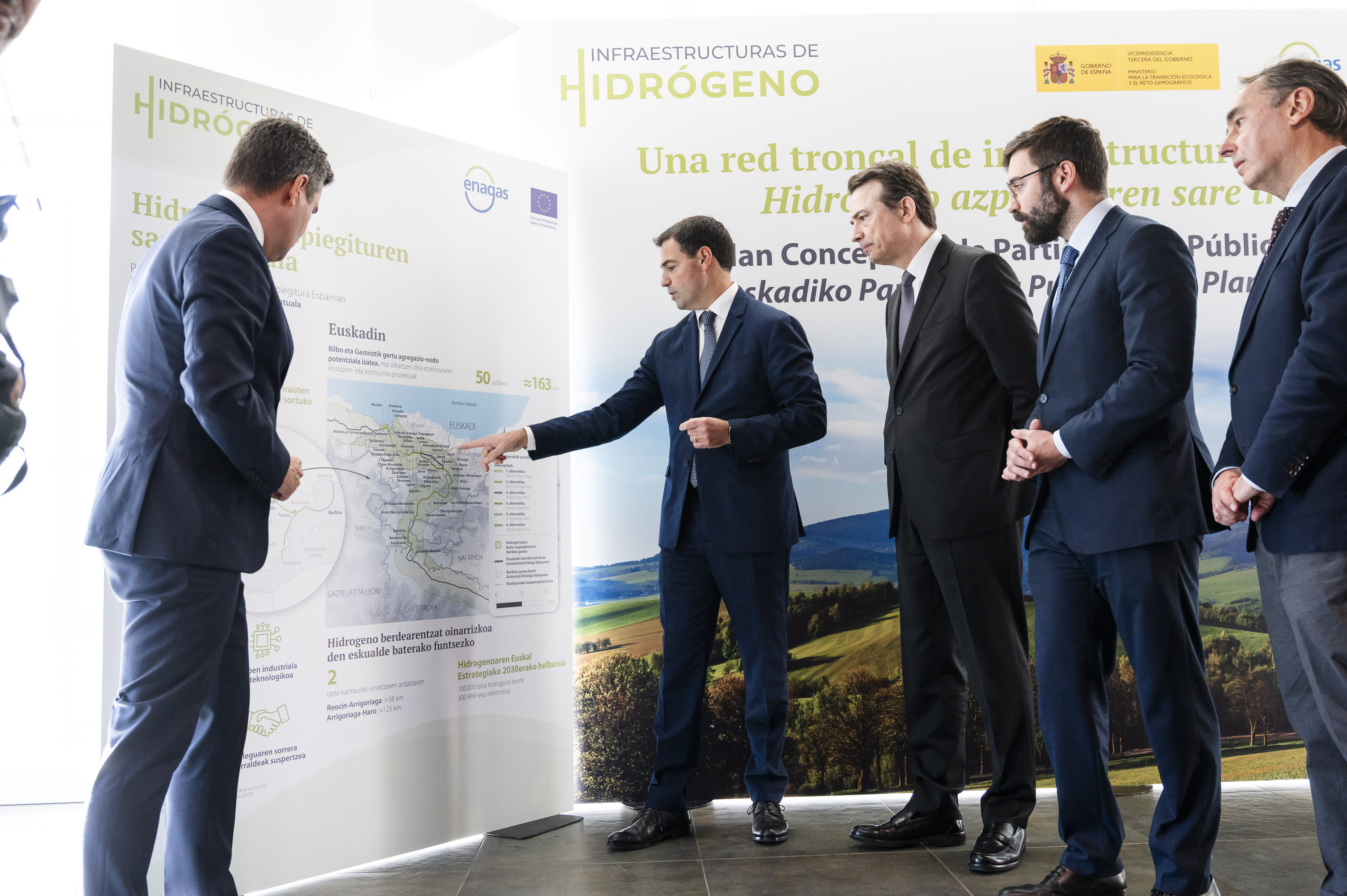 Imanol Pradales lehendakaria hidrogeno bidearen mapa aztertzen, Bilboko portuan eginiko aukezpenean. IREKIA