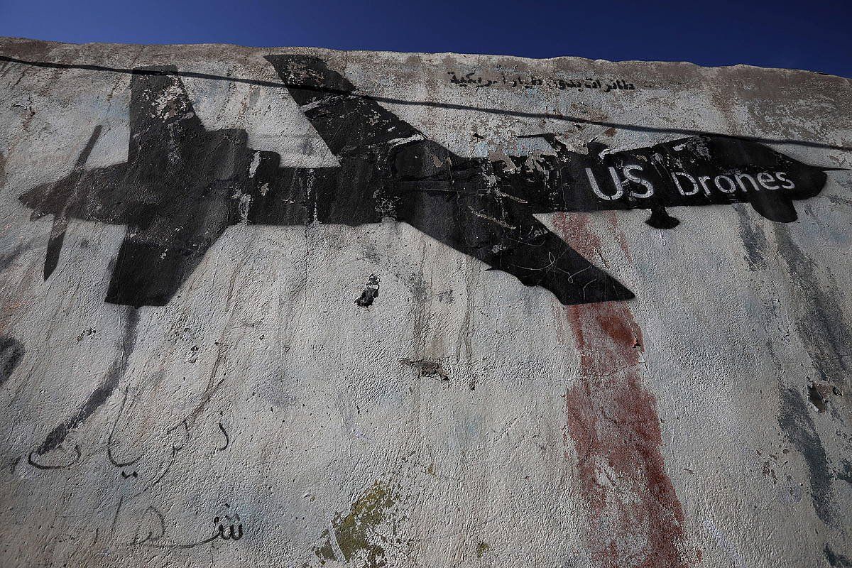 AEBetako hegazkinen aurkako mural bat, Sanaan. YAHYA ARHAB, EFE