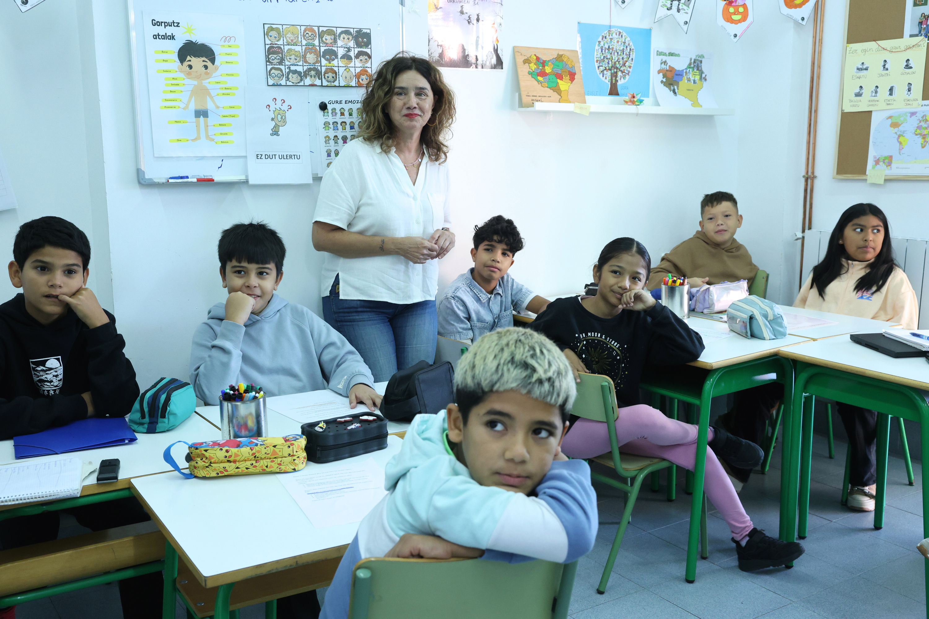 Haurrak eta Pili Loredo irakaslea Eusle gelan, Sestaoko Albiz eskolan. OSKAR MATXIN EDESA / FOKU