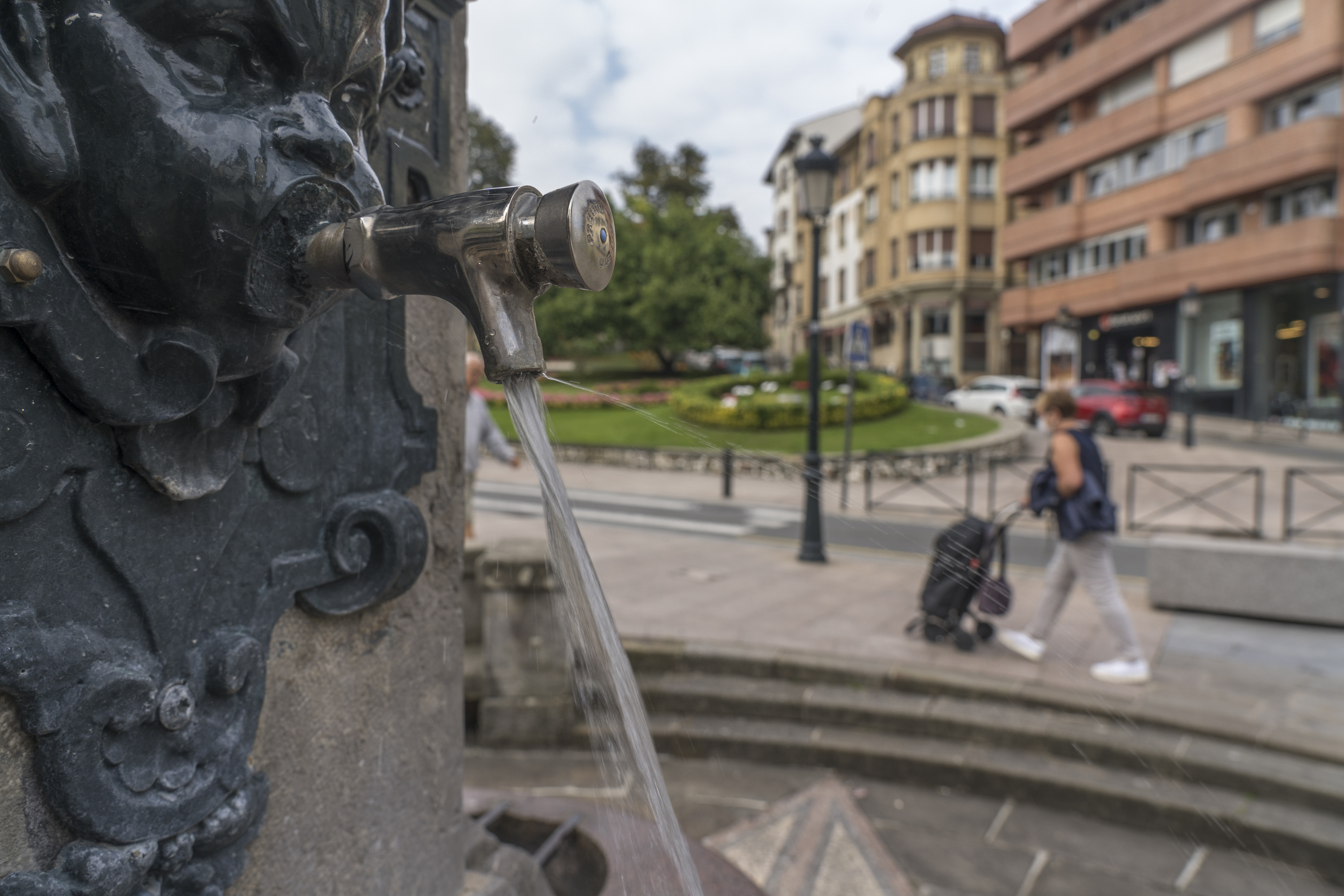 Ura, Gernika-Lumoko Merkurio iturrian, artxiboko irudi batean. ANDONI CANELLADA / FOKU