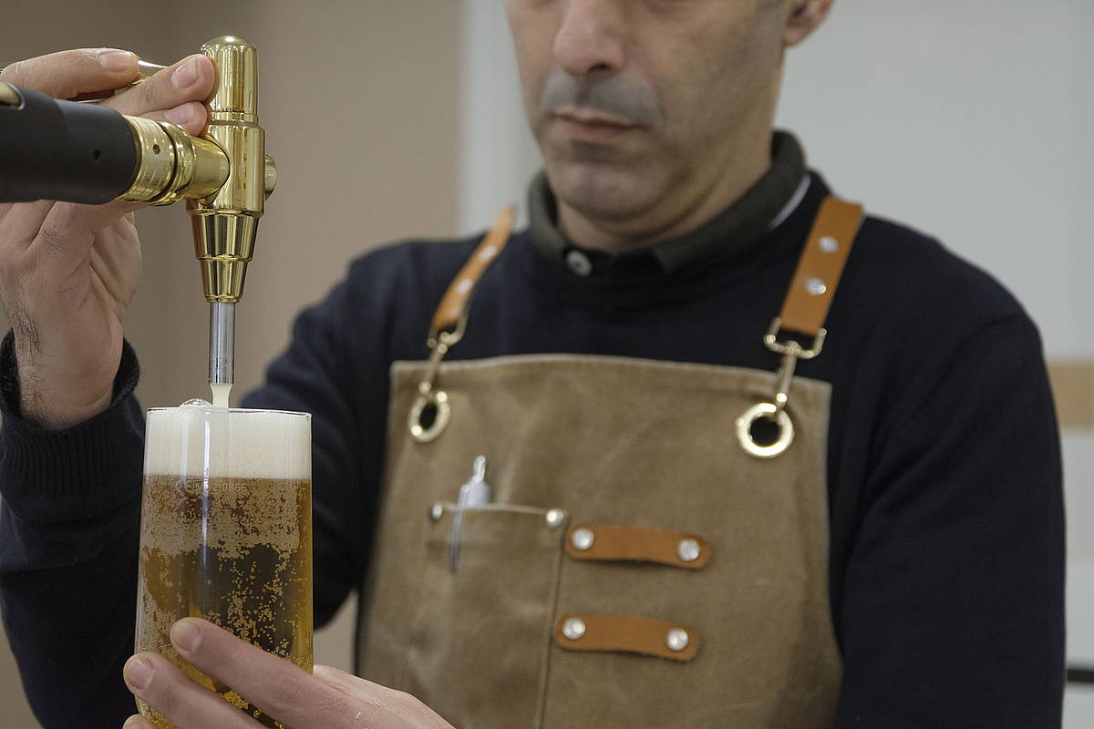 Zerbitzuetan handitu da gehien langabezia. Artxiboko irudian, ostalaritzako langile bat.  JON URBE / FOKU