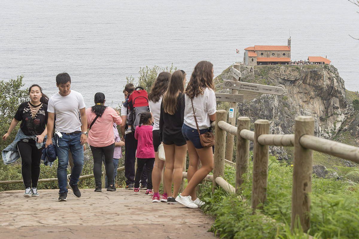 Turista talde bat, Gaztelugatxera bidean. MONIKA DEL VALLE / FOKU