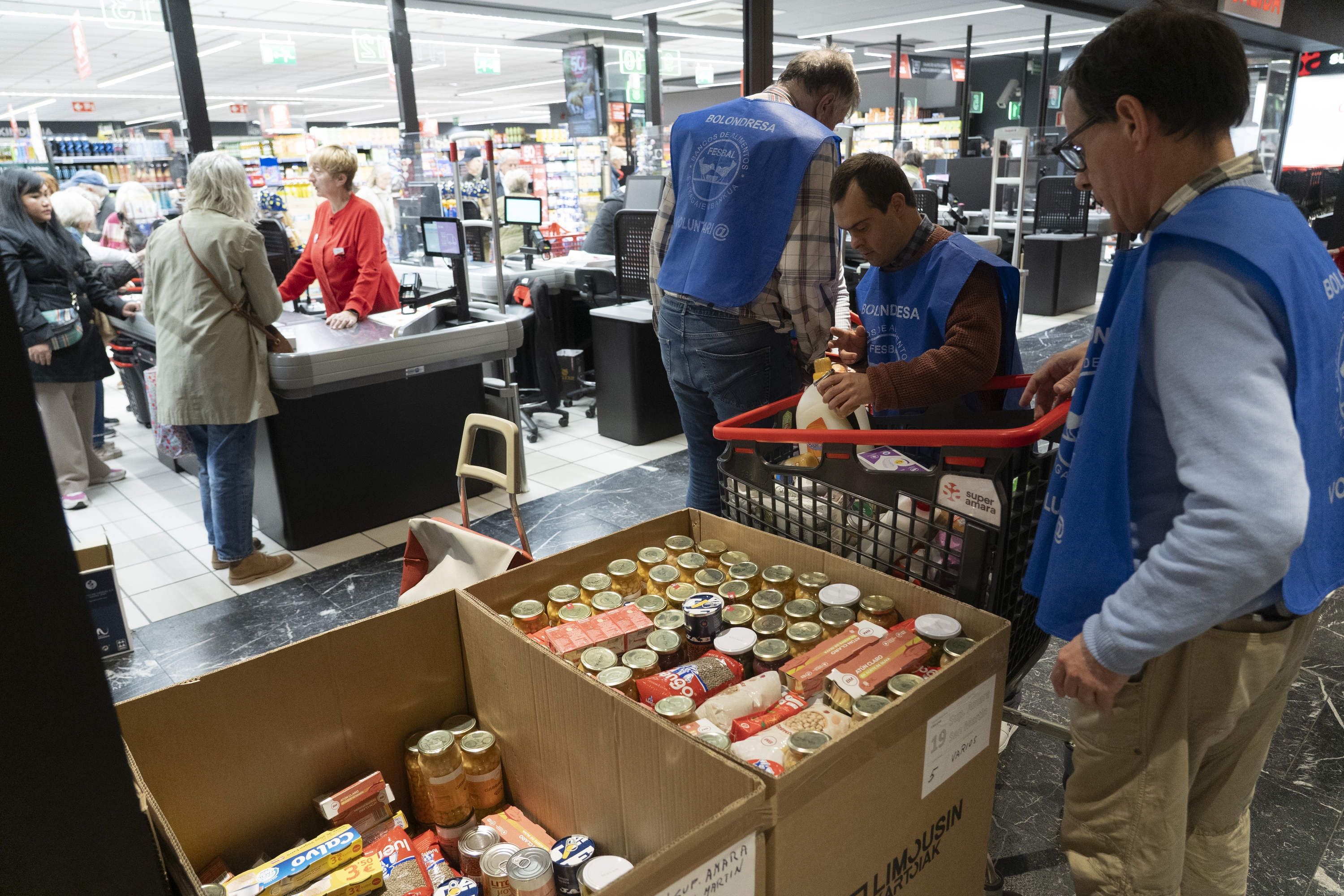 Gipuzkoako Elikagai Bankuak antolatutako bilketa, pasa den urtarrilean. JAGOBA MANTEROLA / FOKU