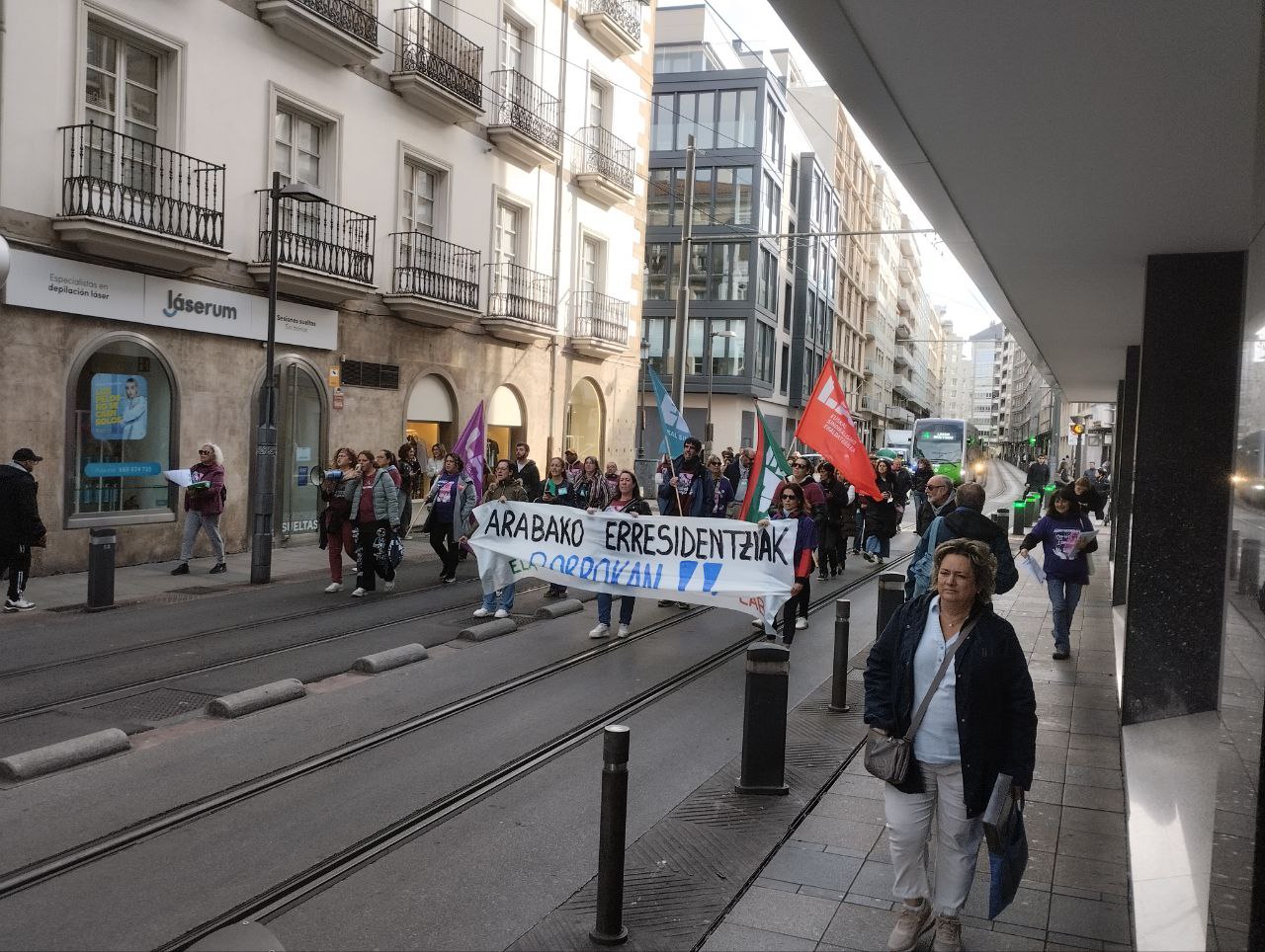 Arabako zahar etxe pribatuetako langileen manifestazioa gaur, Gasteizen. LAB
