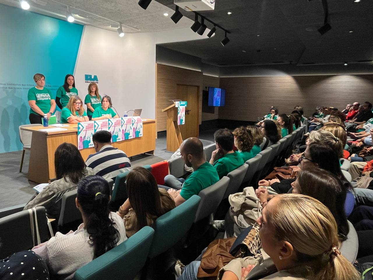 Bizkaiko zahar etxeetako langileek batzarra egin dute gaur Bilbon, eta ondoren, agerraldia. ELA SINDIKATUA