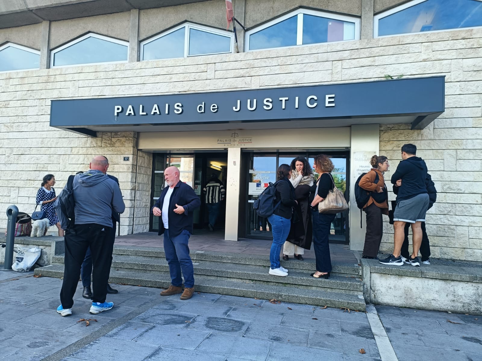 Baionako auzitegiaren aitzinaldea, gaur, Eric Olhatz zangobaloi ikuskatzailearen auziaren harira. L.C.E.