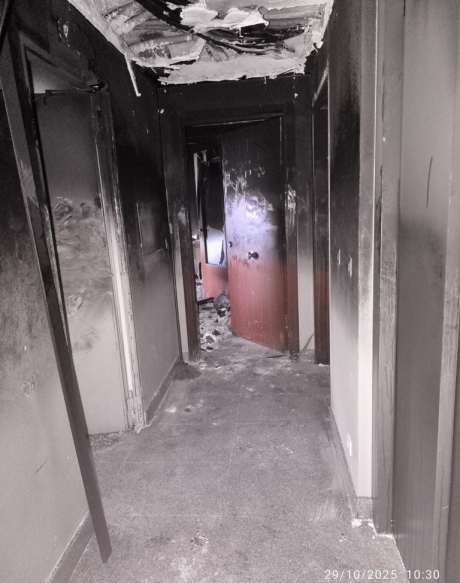 Buztintxuriko sutean erretako etxeetako bat. Aseguruak familiari esan dio hor bizi daitezkeela. BERRIA