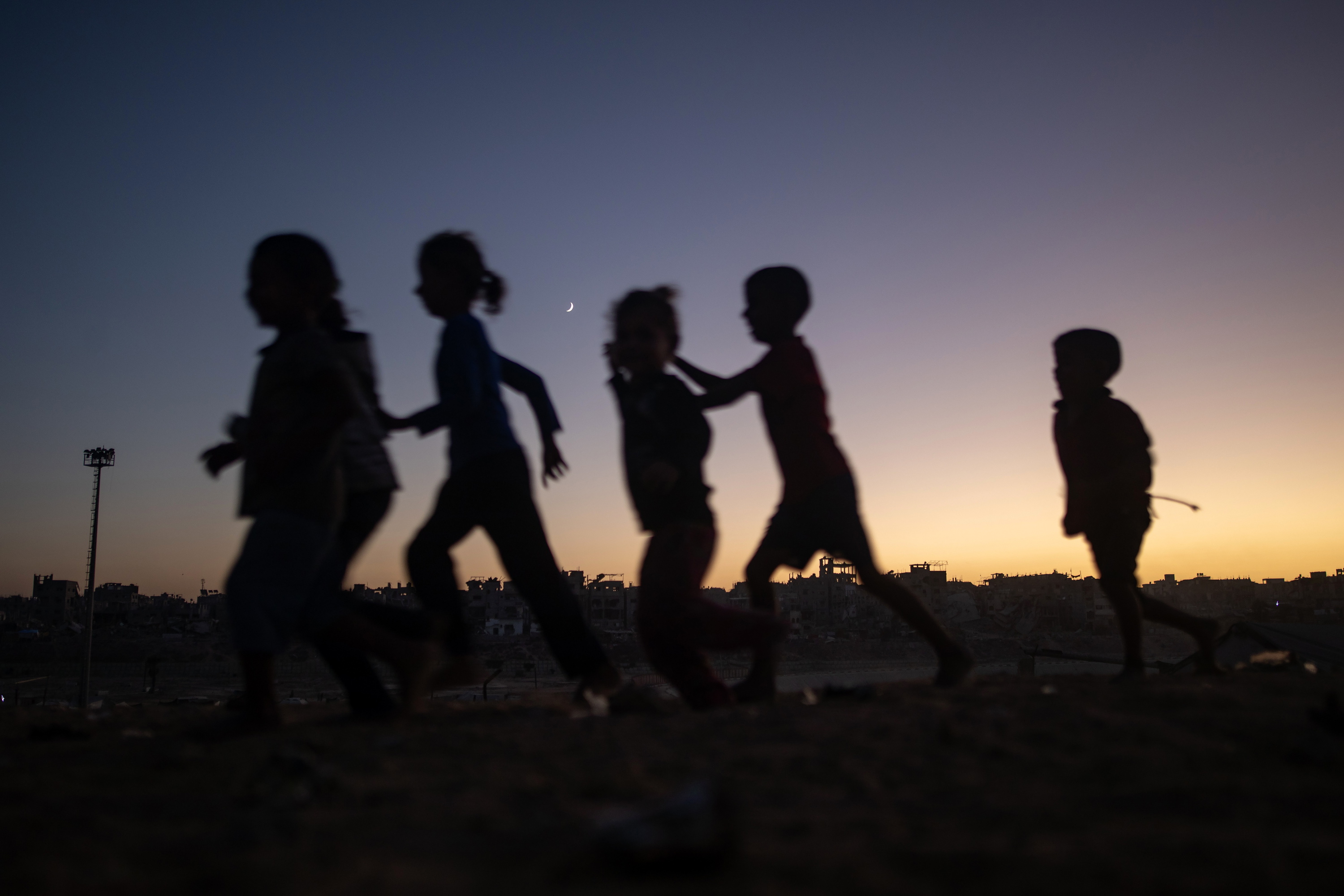 Bost haur gazatar Khan Yunis hirian, joan den urrian. HAITHAM IMAD / EFE