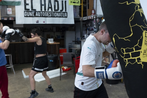 Iruñeko Arrotxapeko El Hadji guneko palestrako kideak, urriaren 27an, entrenatzen. IÑIGO URIZ / FOKU Iruñeko Arrotxapeko El Hadji guneko palestrako kideak, urriaren 27an, entrenatzen. IÑIGO URIZ / FOKU