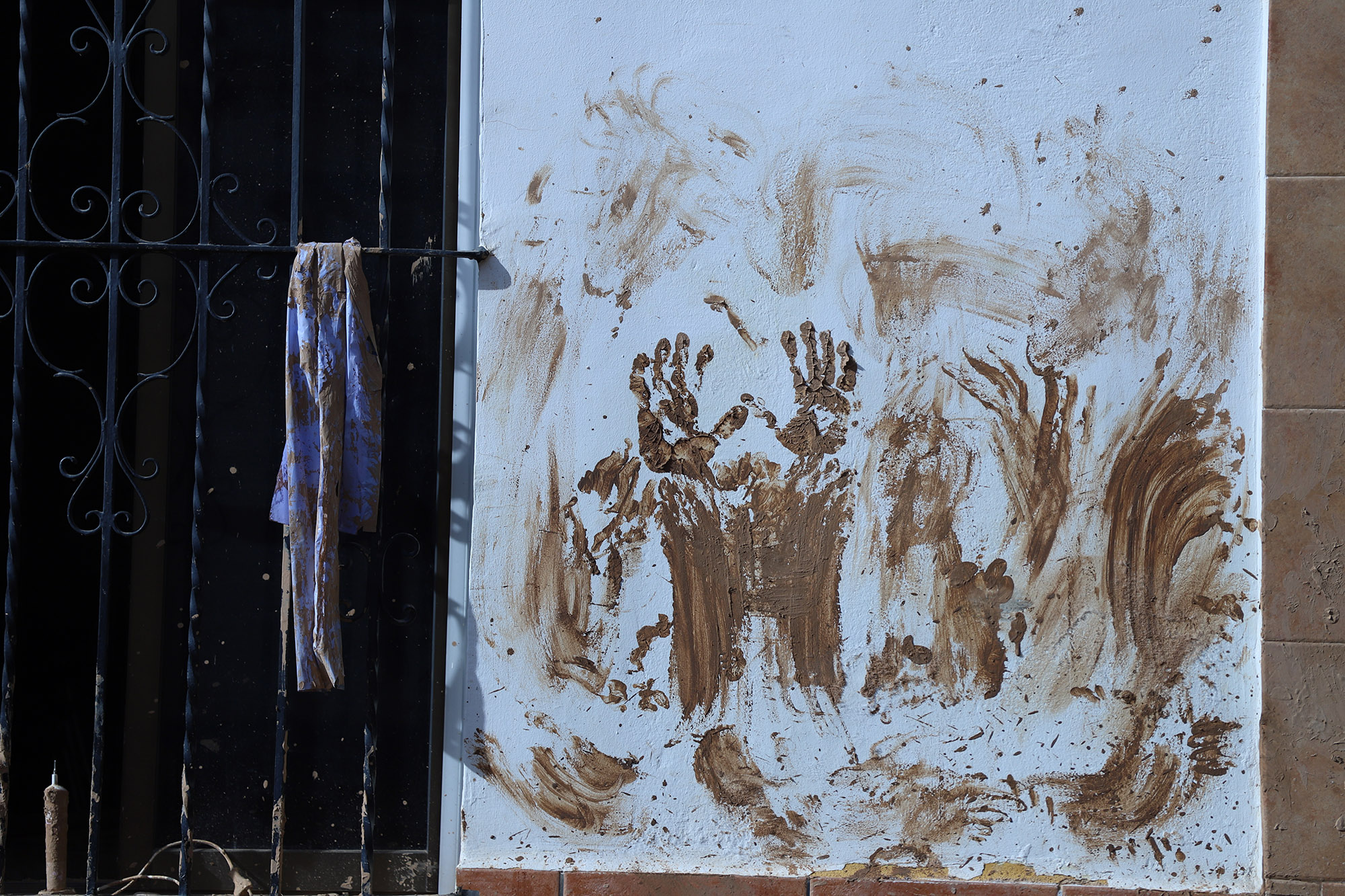 Lokatzak zikindutako trapua eta horma. MIREN GARBIÑE DE DIEGO Lokatzak zikindutako trapua eta horma. MIREN GARBIÑE DE DIEGO