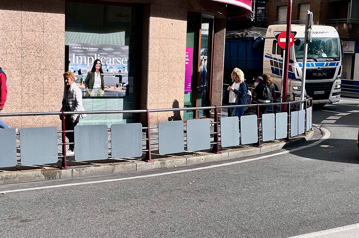 Panelak Ermuko Zearkalen, Kaltxango biribilgunean, gaur. BERRIA