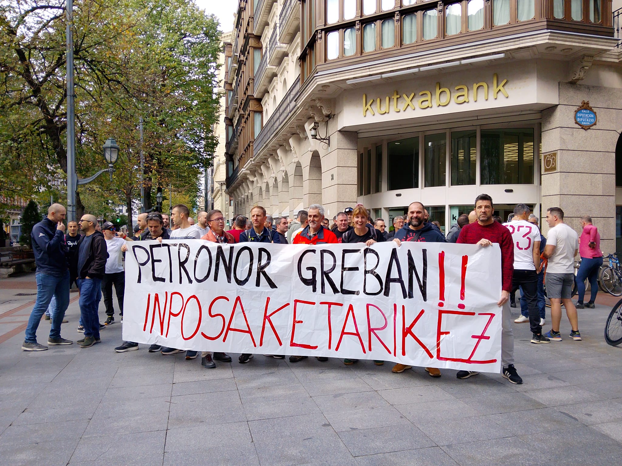 Petronorreko langileek Kutxabanken egoitzaren aurrean eginiko protesta. BERRIA